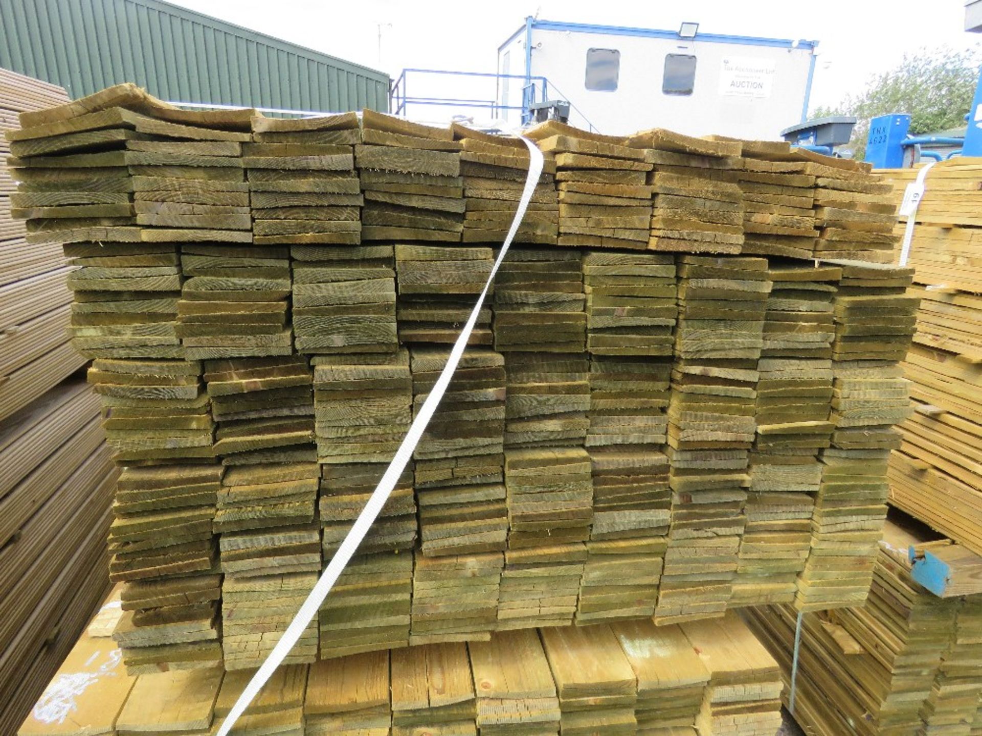 LARGE PACK OF PRESSURE TREATED FEATHER EDGE FENCE CLADDING TIMBER BOARDS. 1.65M LENGTH X 100MM WIDTH - Image 2 of 3