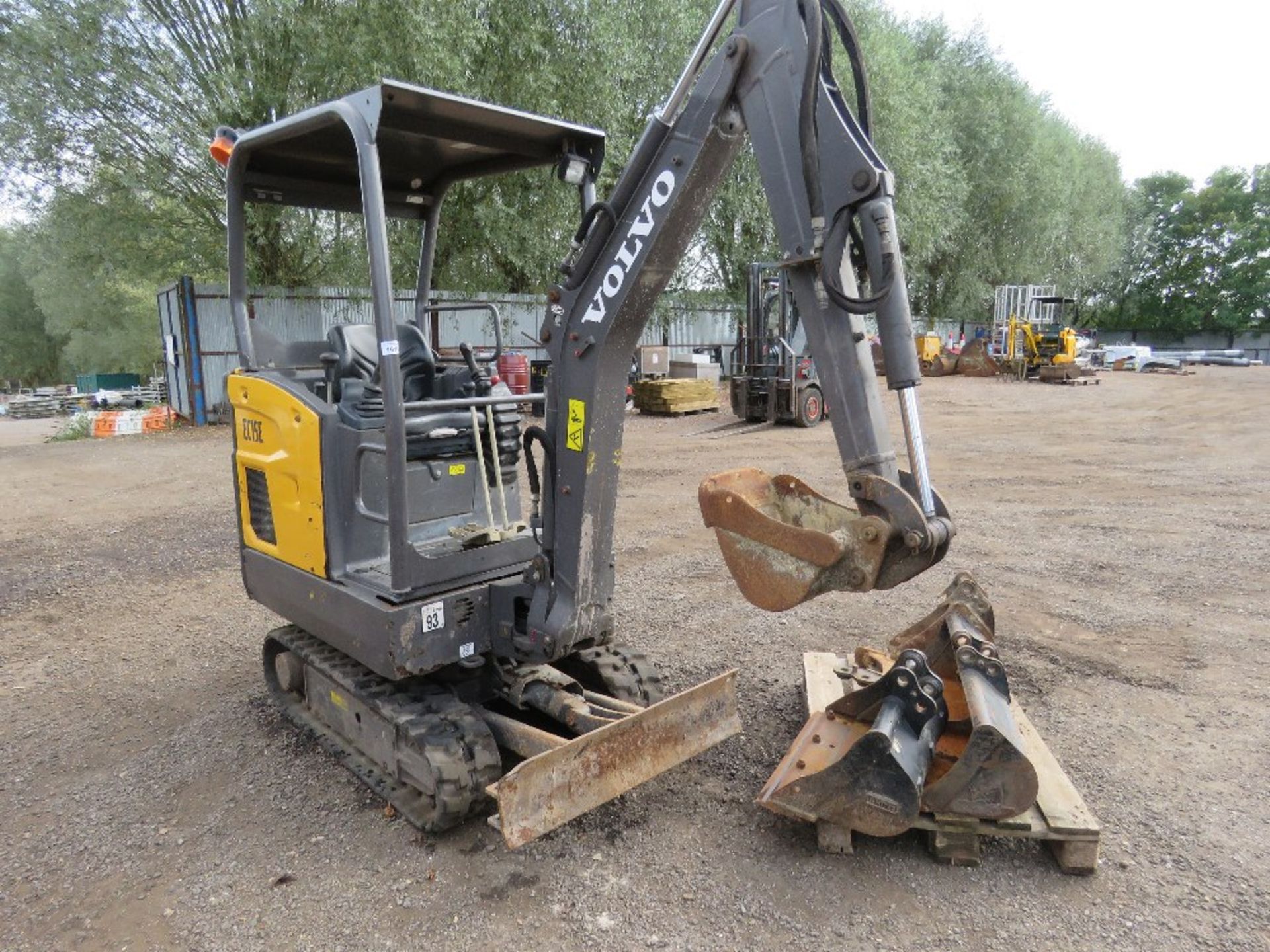 VOLVO EC15E RUBBER TRACKED EXCAVATOR, YEAR 2019. 1717 REC HOURS. WITH 4 BUCKETS PLUS A HOOK/CLAW. SN