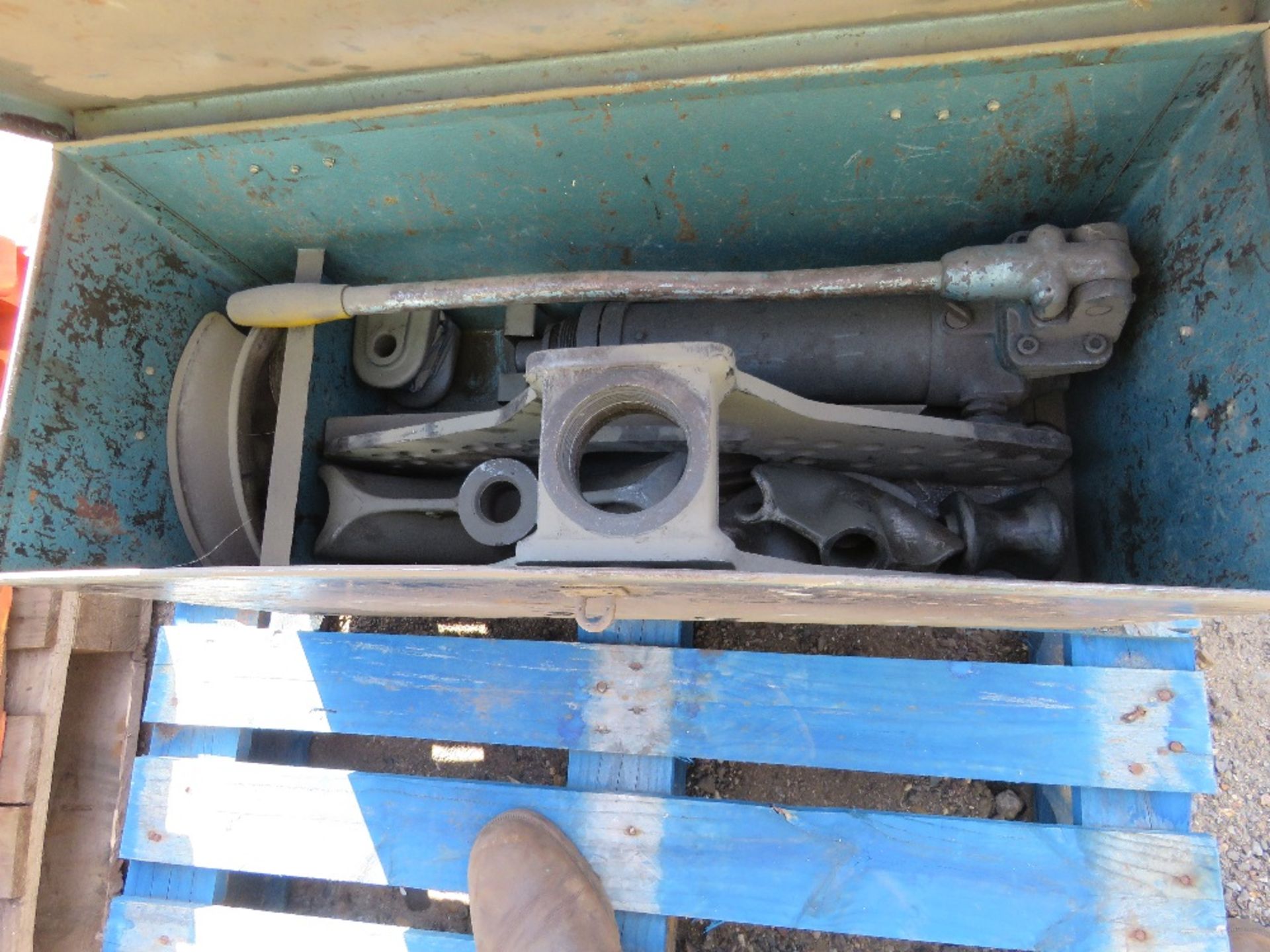 HEAVY DUTY HYDRAULIC TUBE BENDER IN A BOX. THIS LOT IS SOLD UNDER THE AUCTIONEERS MARGIN SCHEME, - Image 2 of 4