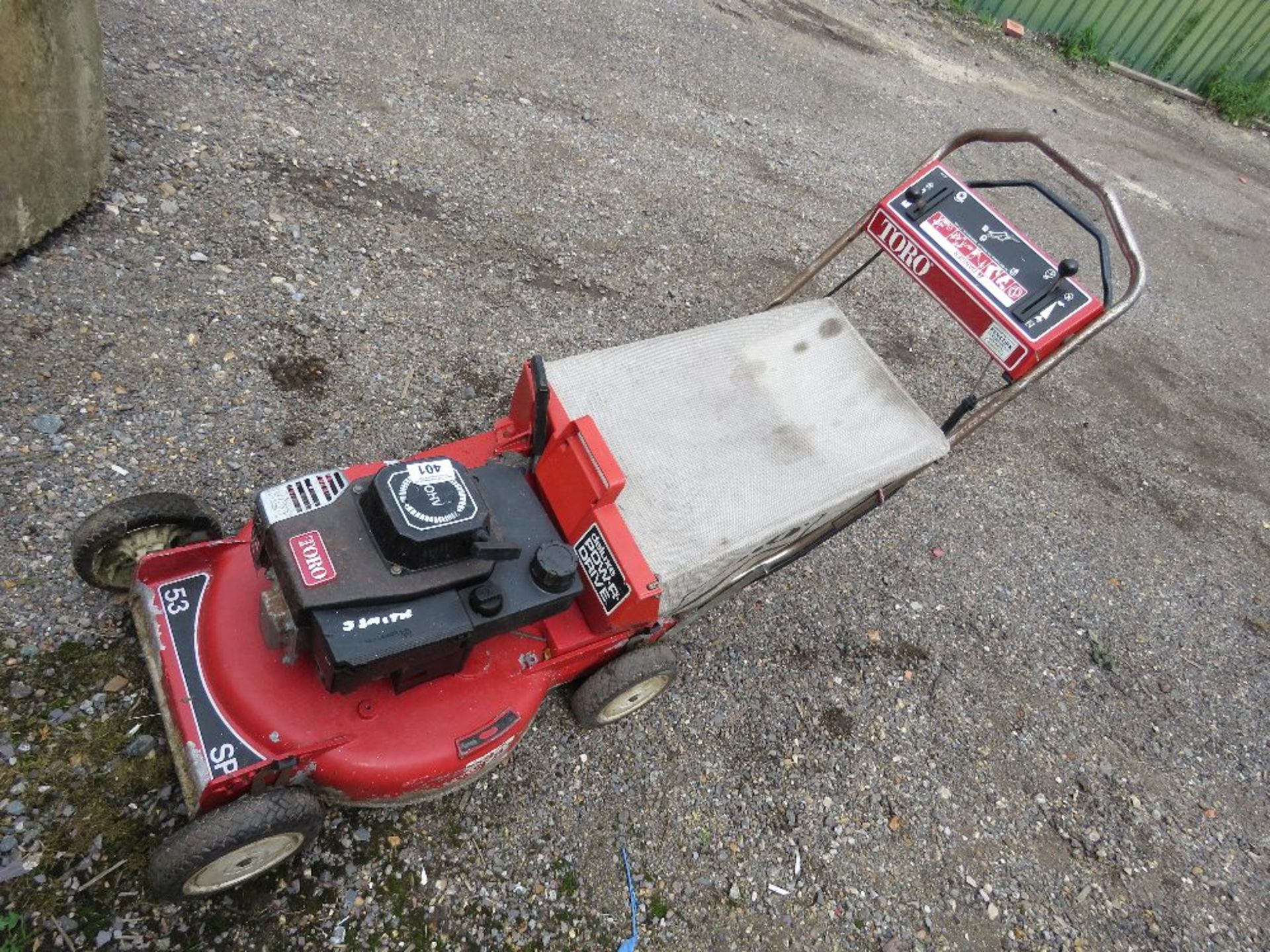 TORO MOWER WITH A COLLECTOR. THIS LOT IS SOLD UNDER THE AUCTIONEERS MARGIN SCHEME, THEREFORE NO V - Image 2 of 5