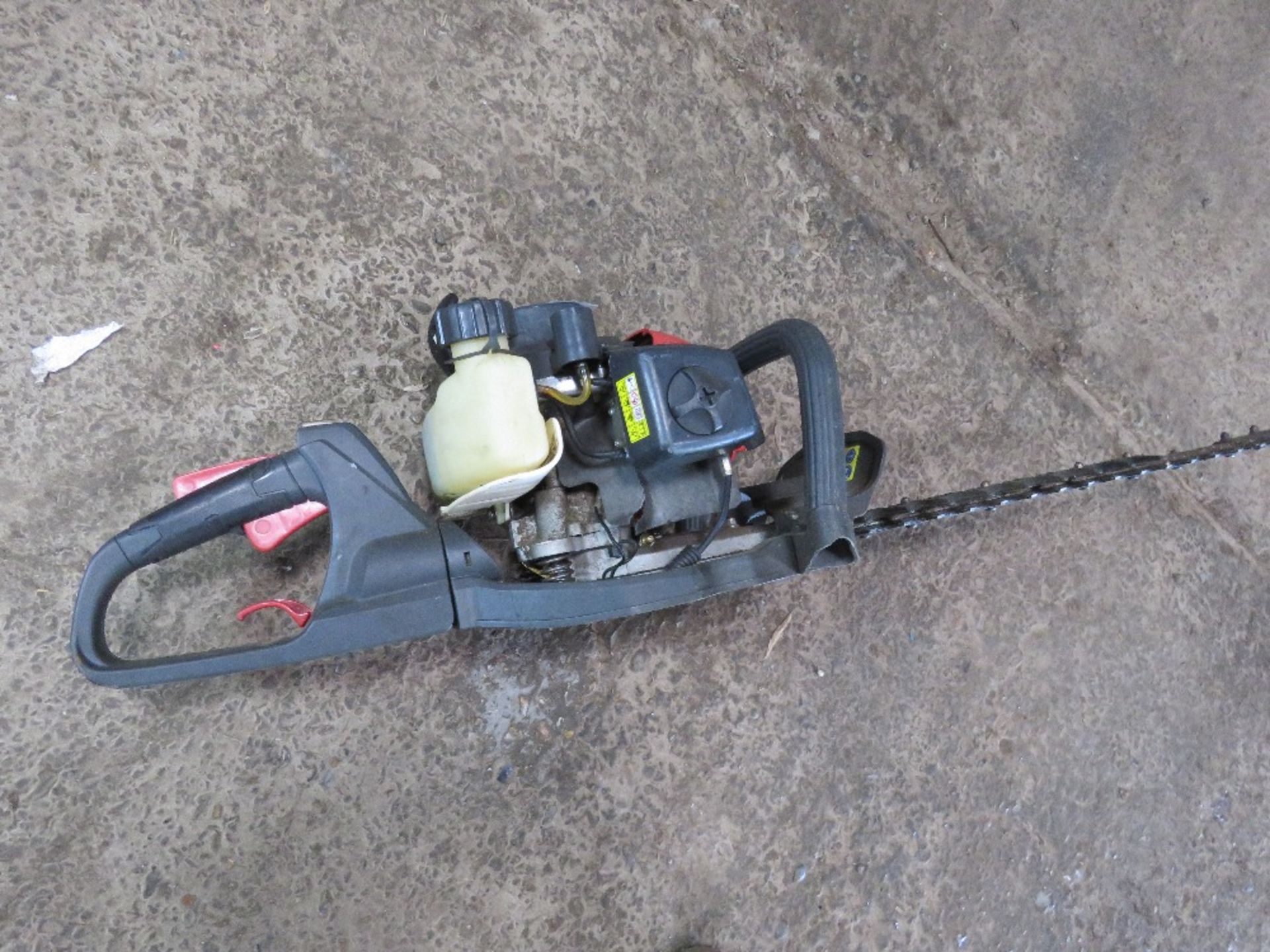 KAWASAKI HTK60X HEDGE CUTTER. THIS LOT IS SOLD UNDER THE AUCTIONEERS MARGIN SCHEME, THEREFORE NO - Image 4 of 4