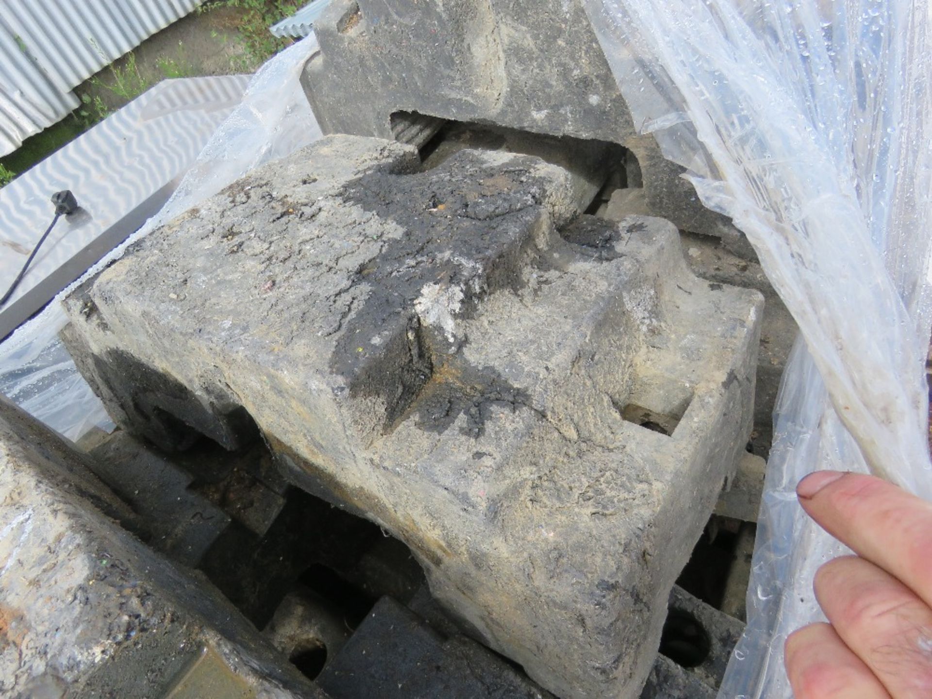 PALLET OF HERAS TYPE SITE FENCE BLOCKS. THIS LOT IS SOLD UNDER THE AUCTIONEERS MARGIN SCHEME, TH - Image 3 of 5