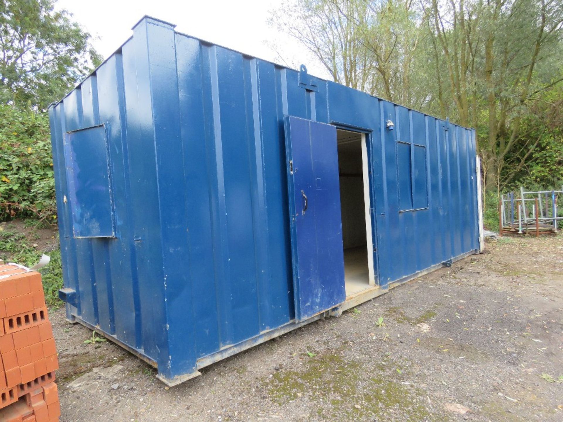 SECURE METAL CONTAINERISED OFFICE, 24FT X 9FT APPROX. UNLOCKED, NO KEYS. BUYER TO ARRANGE CRANEAGE F - Image 3 of 8