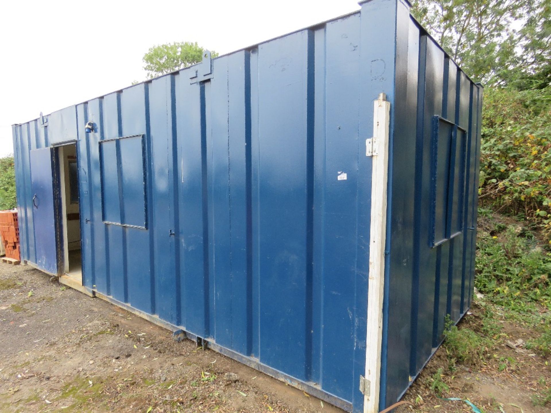 SECURE METAL CONTAINERISED OFFICE, 24FT X 9FT APPROX. UNLOCKED, NO KEYS. BUYER TO ARRANGE CRANEAGE F