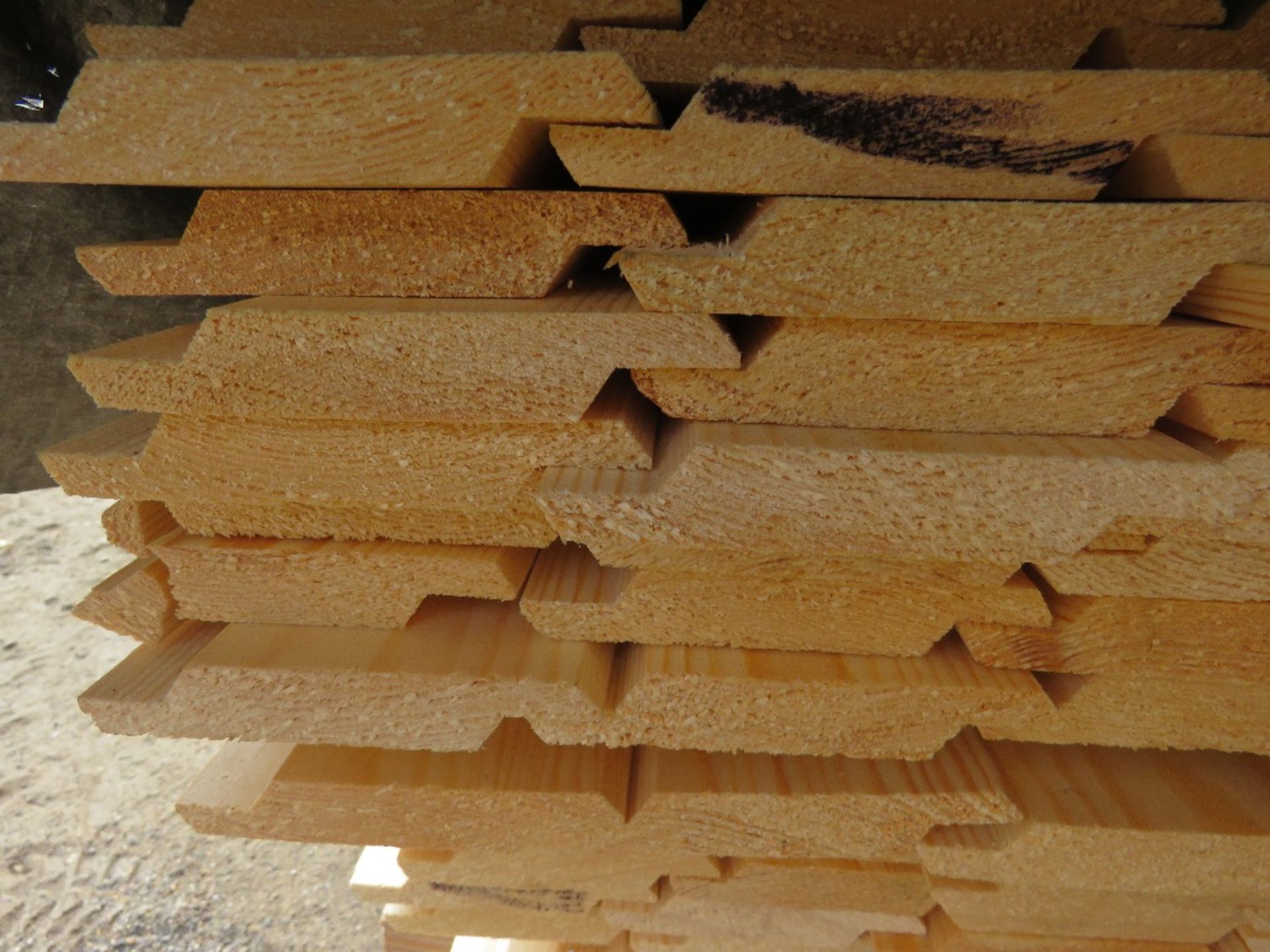 STACK OF 4 BUNDLES OF MIXED TIMBER FENCE CLADDING BOARDS. - Image 6 of 6