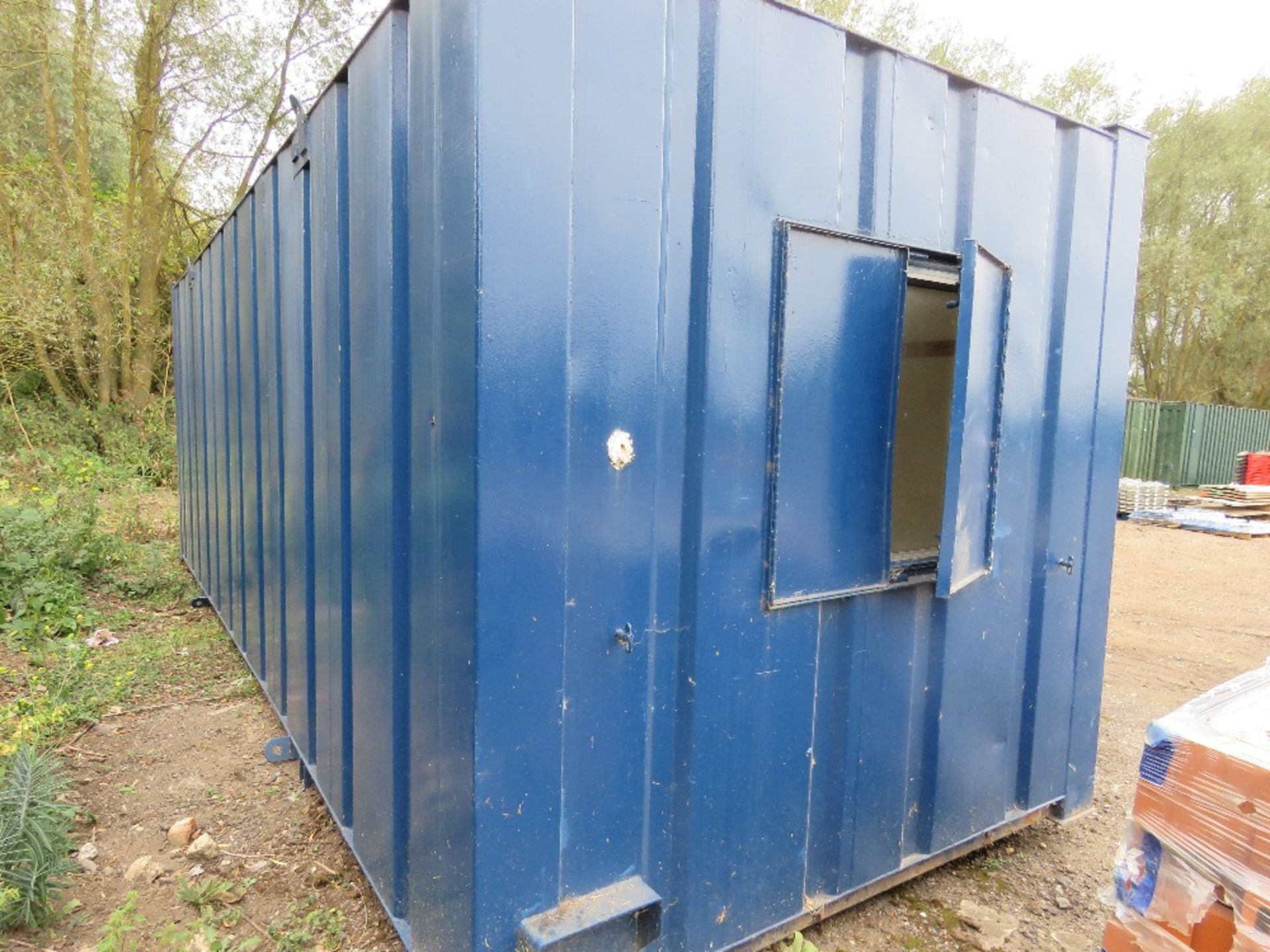 SECURE METAL CONTAINERISED OFFICE, 24FT X 9FT APPROX. UNLOCKED, NO KEYS. BUYER TO ARRANGE CRANEAGE F - Image 4 of 8