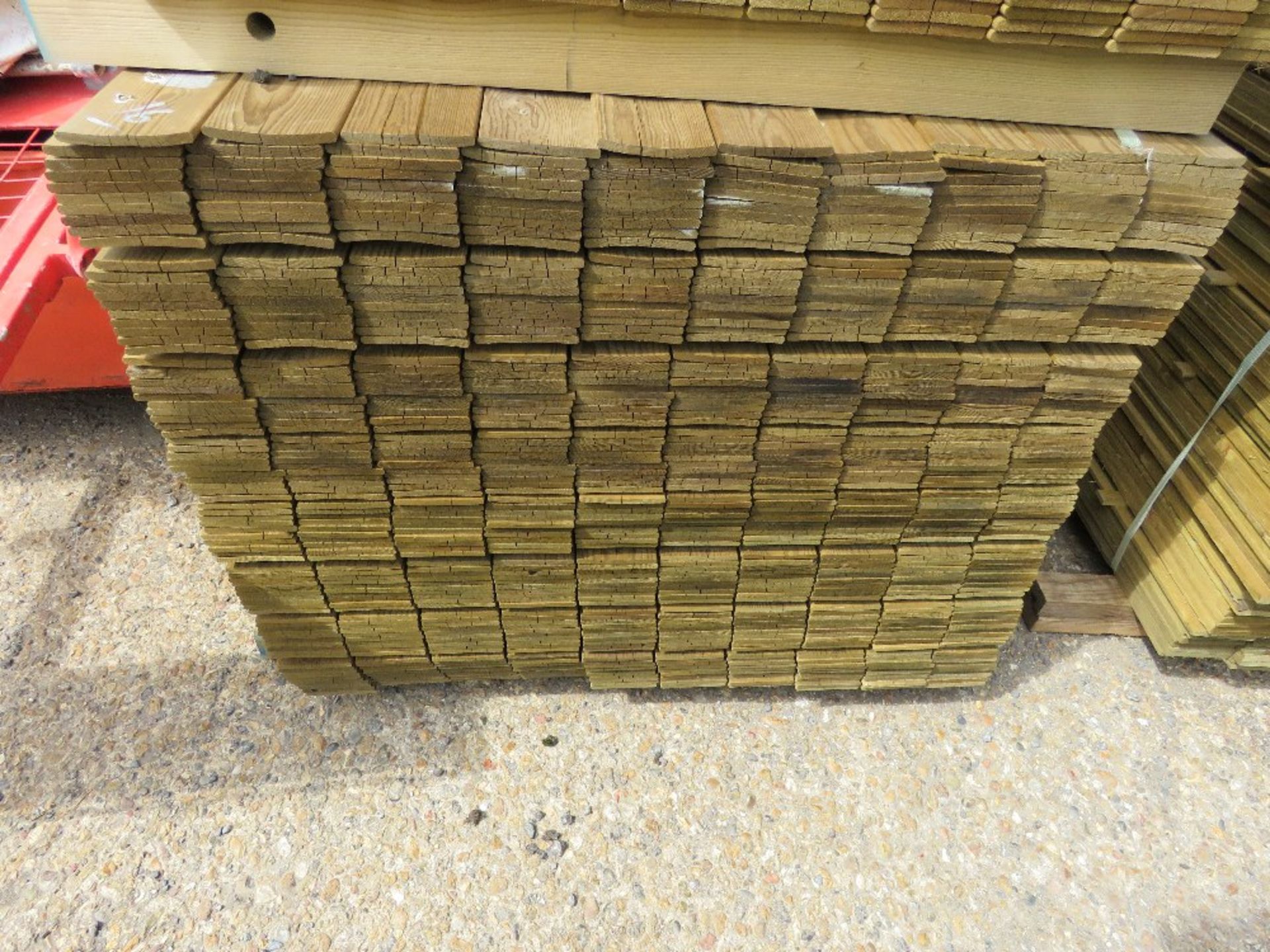 LARGE PACK OF PRESSURE TREATED HIT AND MISS FENCE CLADDING TIMBER BOARDS. 1.57M LENGTH X 100MM WIDTH - Image 2 of 3