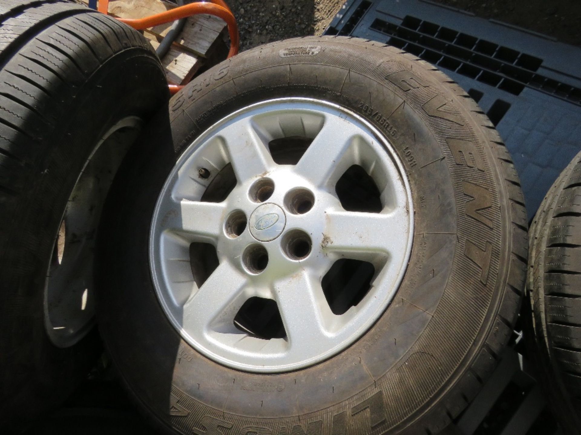4 X LANDROVER 255-65R16 ALLOY WHEELS AND TYRES PLUS 2 OTHER 16" TYRES. THIS LOT IS SOLD UNDER THE - Image 7 of 7