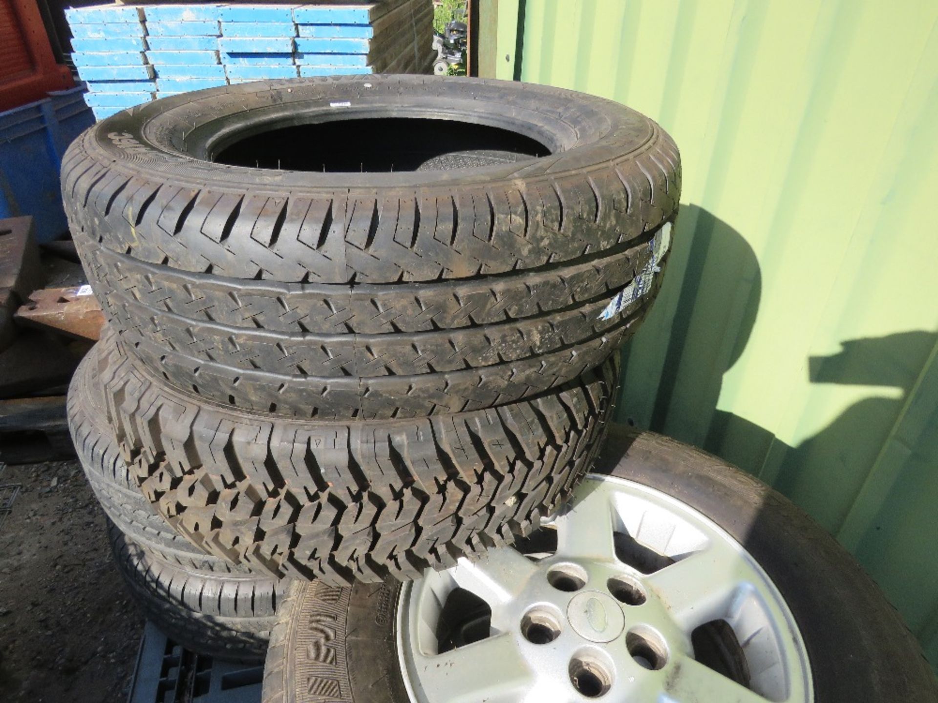 4 X LANDROVER 255-65R16 ALLOY WHEELS AND TYRES PLUS 2 OTHER 16" TYRES. THIS LOT IS SOLD UNDER THE - Image 4 of 7