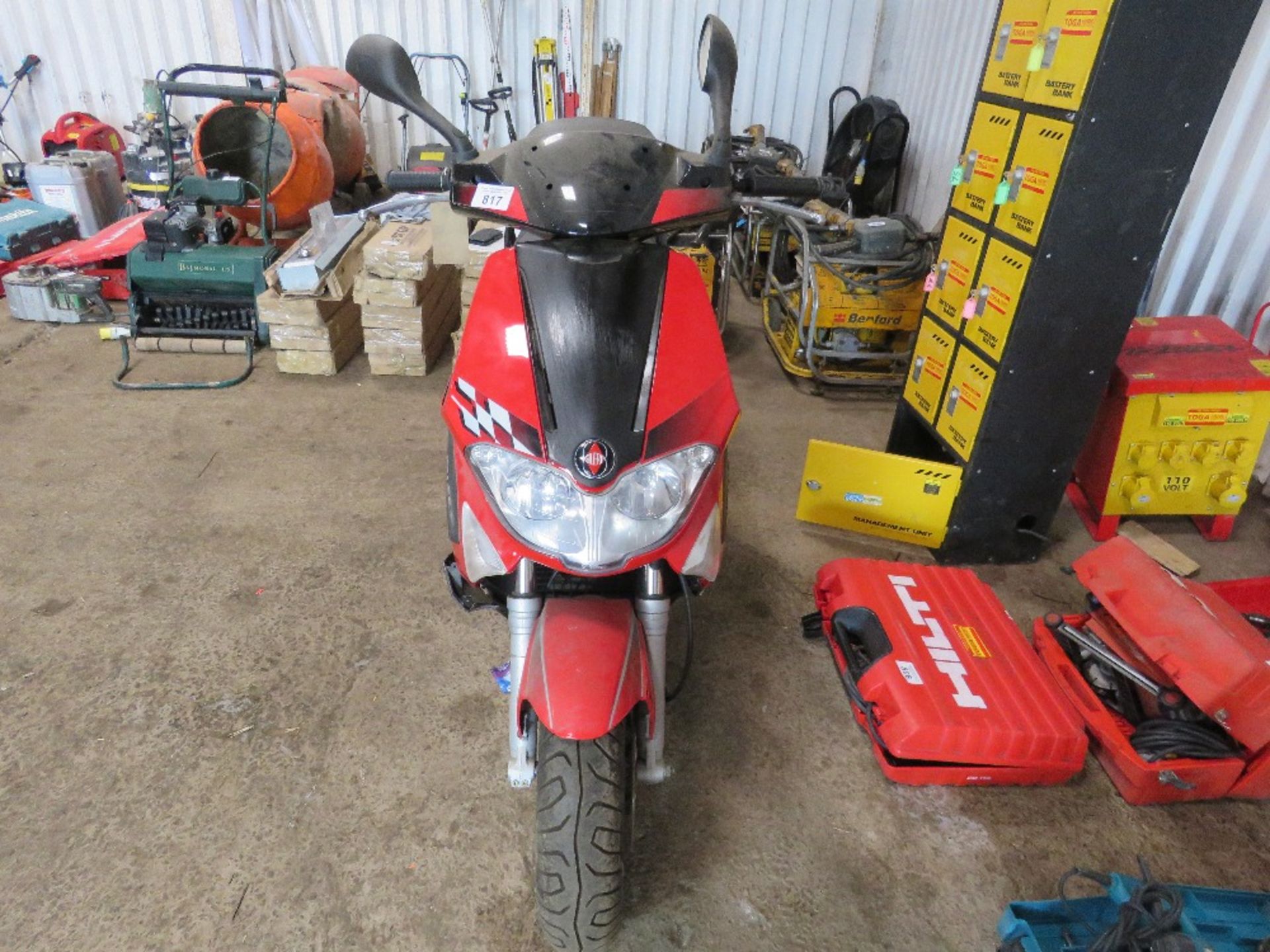 GILERA SCOOTER, 125CC. UNREGISTERED BUT ROAD LEGAL. LOW MILES. WHEN TESTED WAS SEEN TO DRIVE..SEE VI - Image 2 of 6