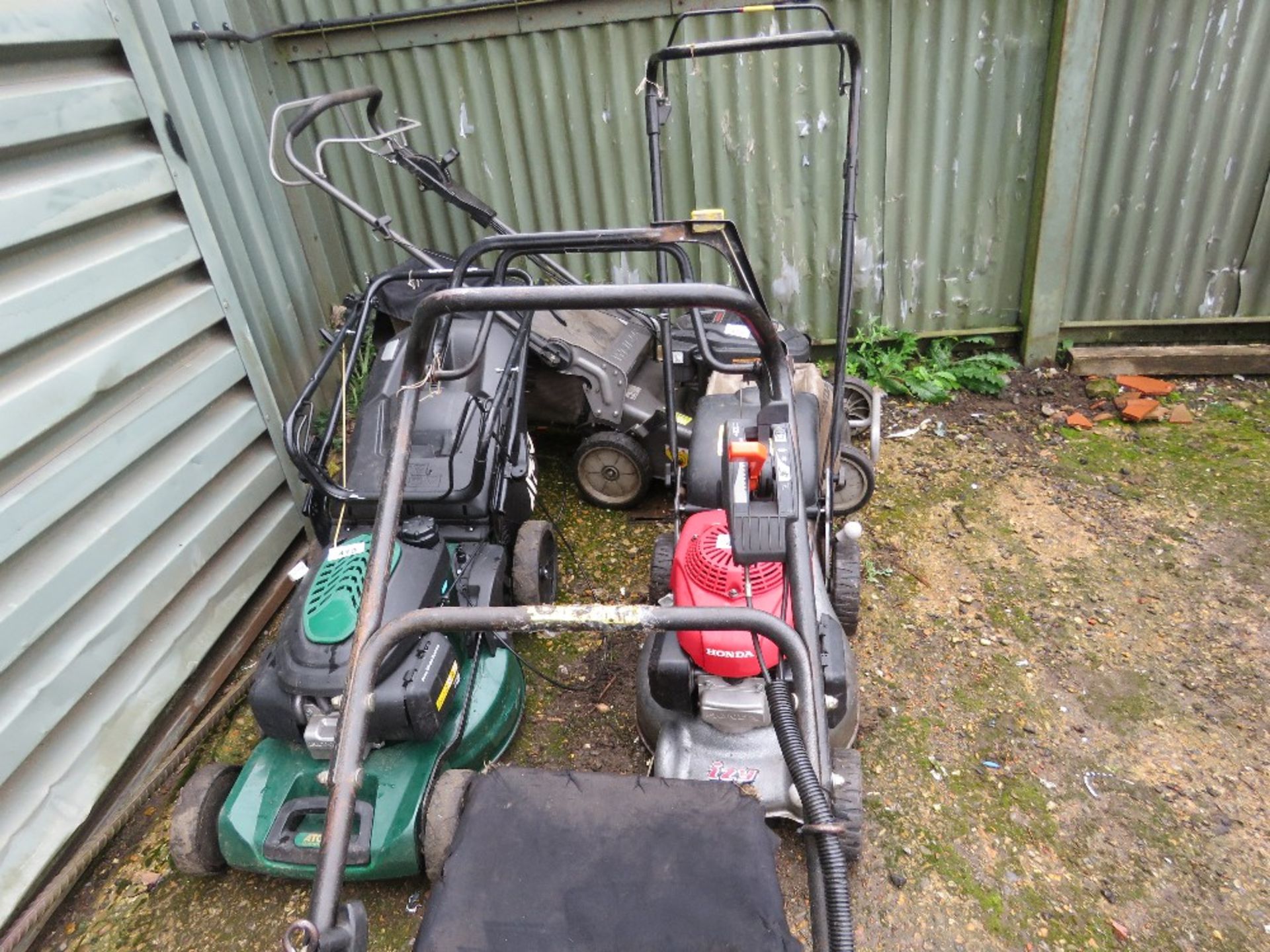 HONDA 536 LAWNMOWER WITH COLLECTOR, WHEEL DAMAGED. DIRECT FROM LOCAL LANDSCAPE COMPANY WHO ARE CLOSI - Image 3 of 3