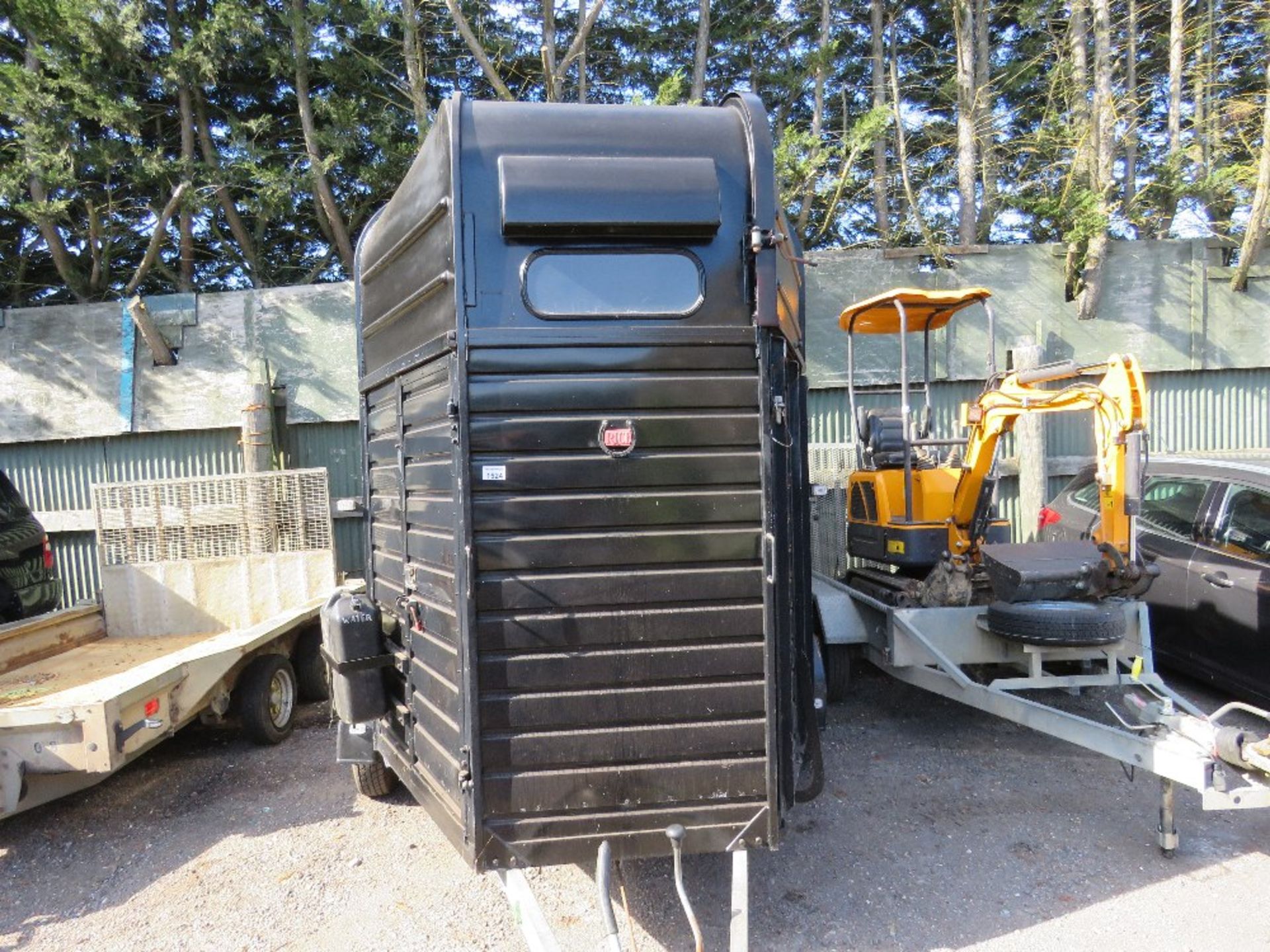 RICE EQUIPOISE 2700KG RATED TWIN AXLED HORSE TRAILER SN:00545, YEAR 2005. 12FT BOX LNGTH APPROX. CEN - Image 2 of 22