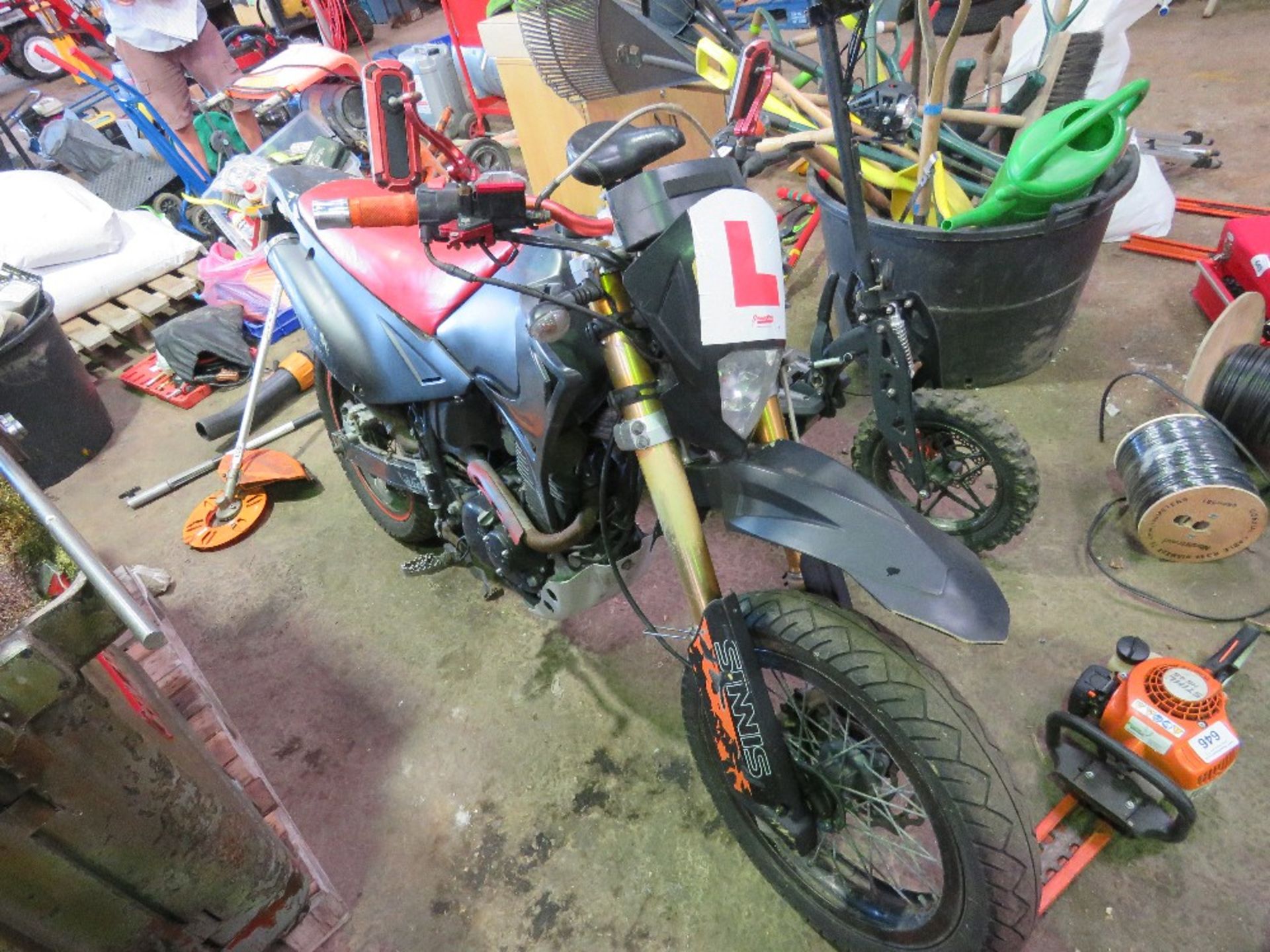 MOTORBIKE, NO KEYS, CONDITION UNKNOWN. THIS LOT IS SOLD UNDER THE AUCTIONEERS MARGIN SCHEME, THEREFO - Image 8 of 8