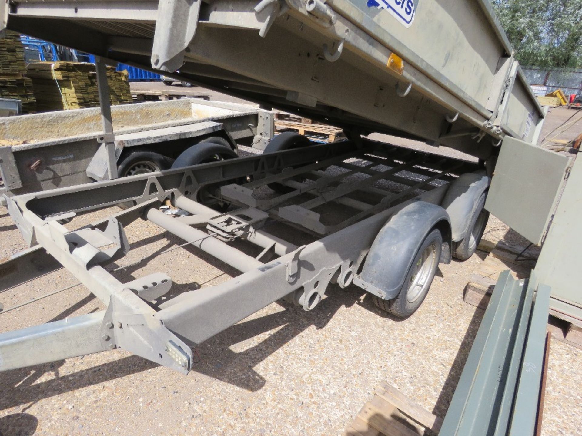 IFOR WILLIAMS TWIN AXLED PLANT TRAILER 12FT X 6FT APPROX. ORIGINALLY A TIPPER BUT NO TIPPING EQUIPME - Image 7 of 11