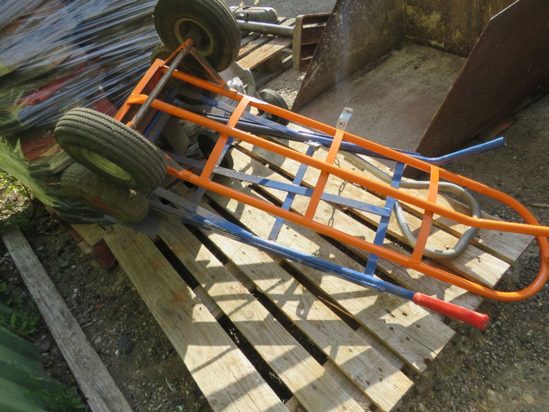 3 X ASSORTED SACKBARROWS. THIS LOT IS SOLD UNDER THE AUCTIONEERS MARGIN SCHEME, THEREFORE NO VAT - Image 3 of 3