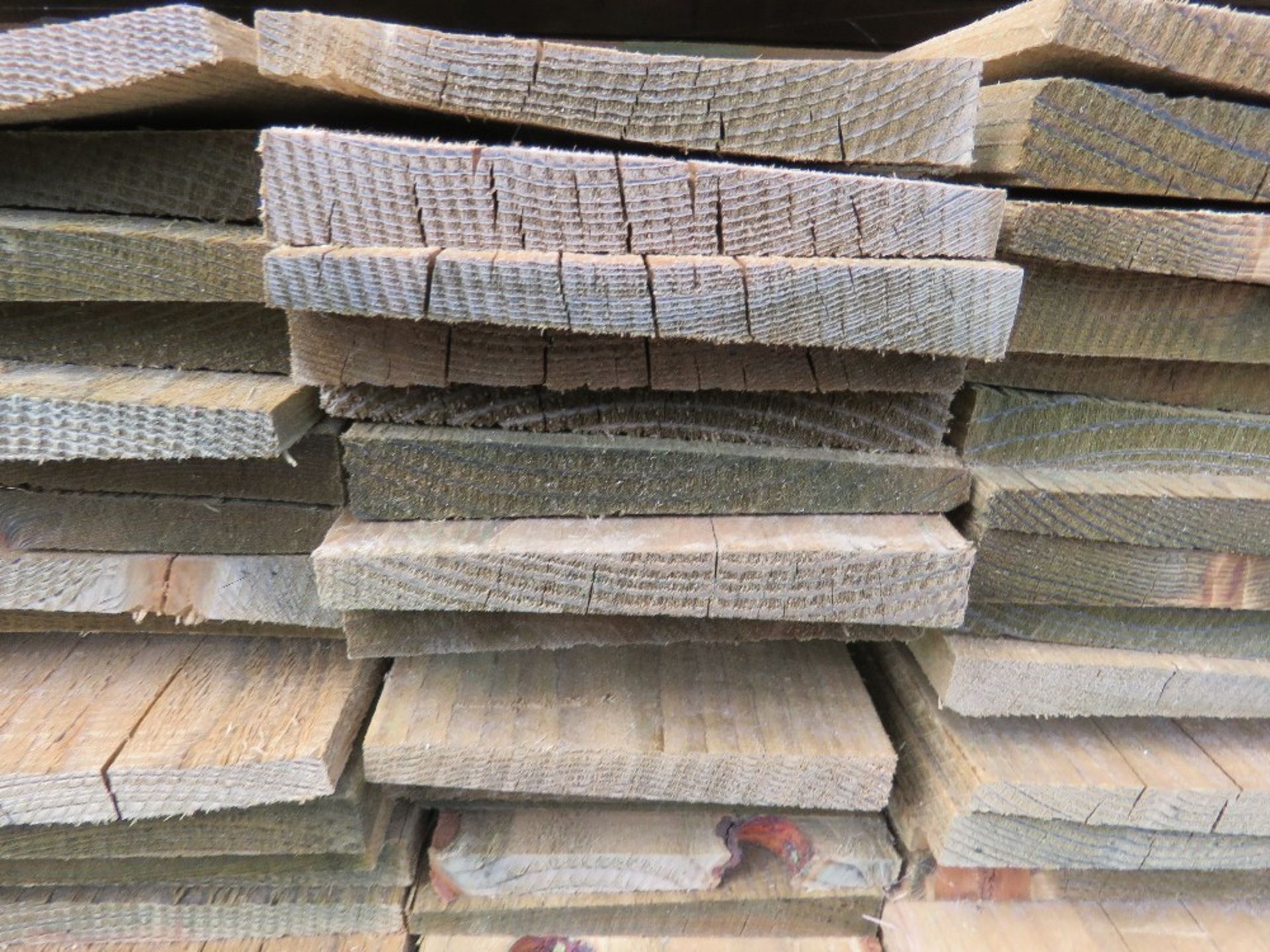 LARGE PACK OF PRESSURE TREATED FEATHER EDGE FENCE CLADDING TIMBER BOARDS. 1.65M LENGTH X 100MM WIDTH - Image 3 of 3