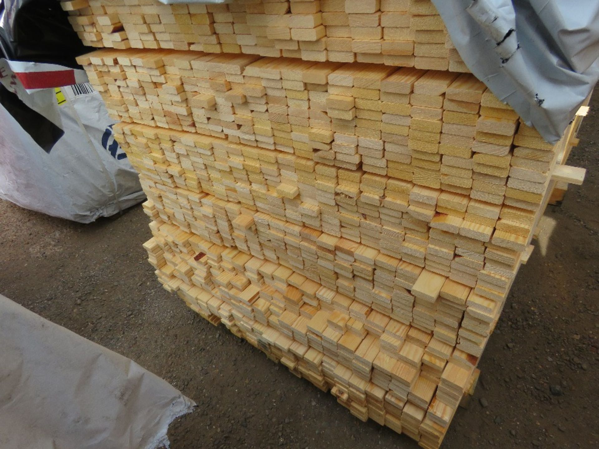 LARGE PACK OF UNTREATED VENETIAN PALE TIMBER CLADDING SLATS: 1.73M LENGTH X 45MM X 16MM APPROX.