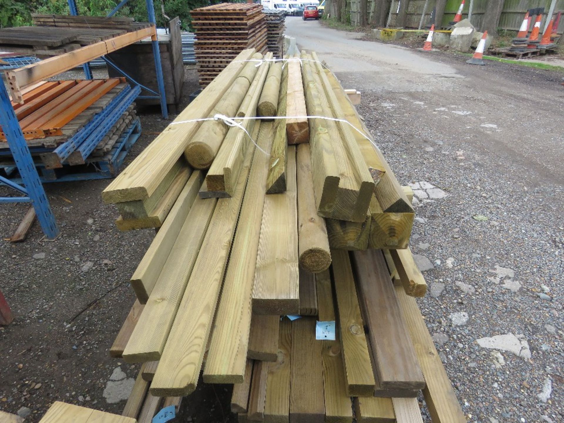 ASSORTED FENCING TIMBERS AND POSTS 4FT-13FT APPROX. - Image 6 of 7