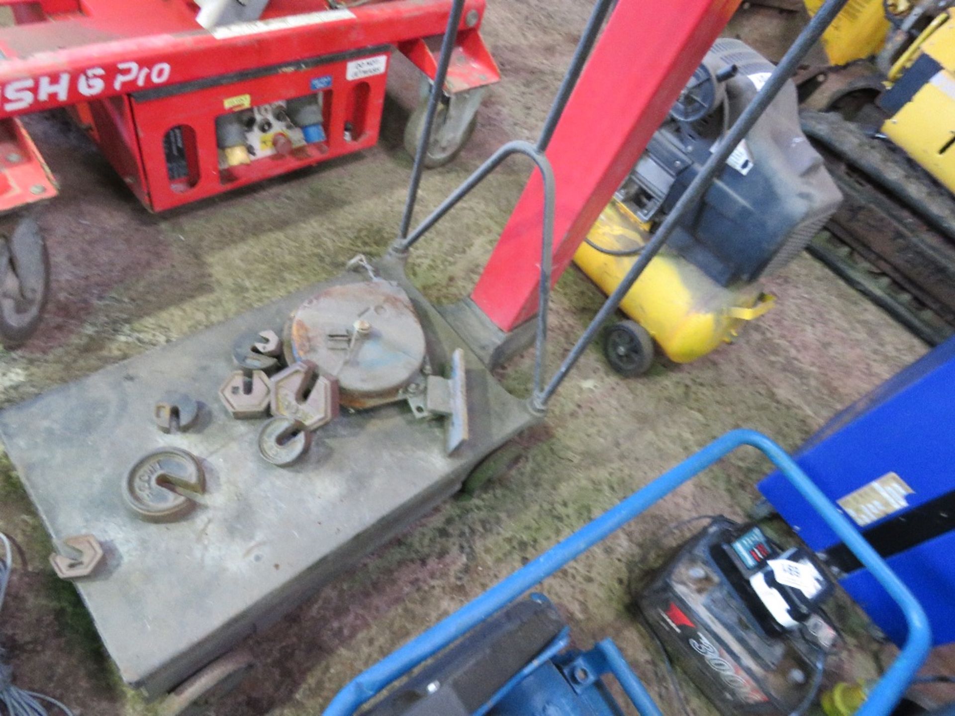 PLATFORM SCALES PLUS WEIGHTS. THIS LOT IS SOLD UNDER THE AUCTIONEERS MARGIN SCHEME, THEREFORE NO - Image 5 of 6