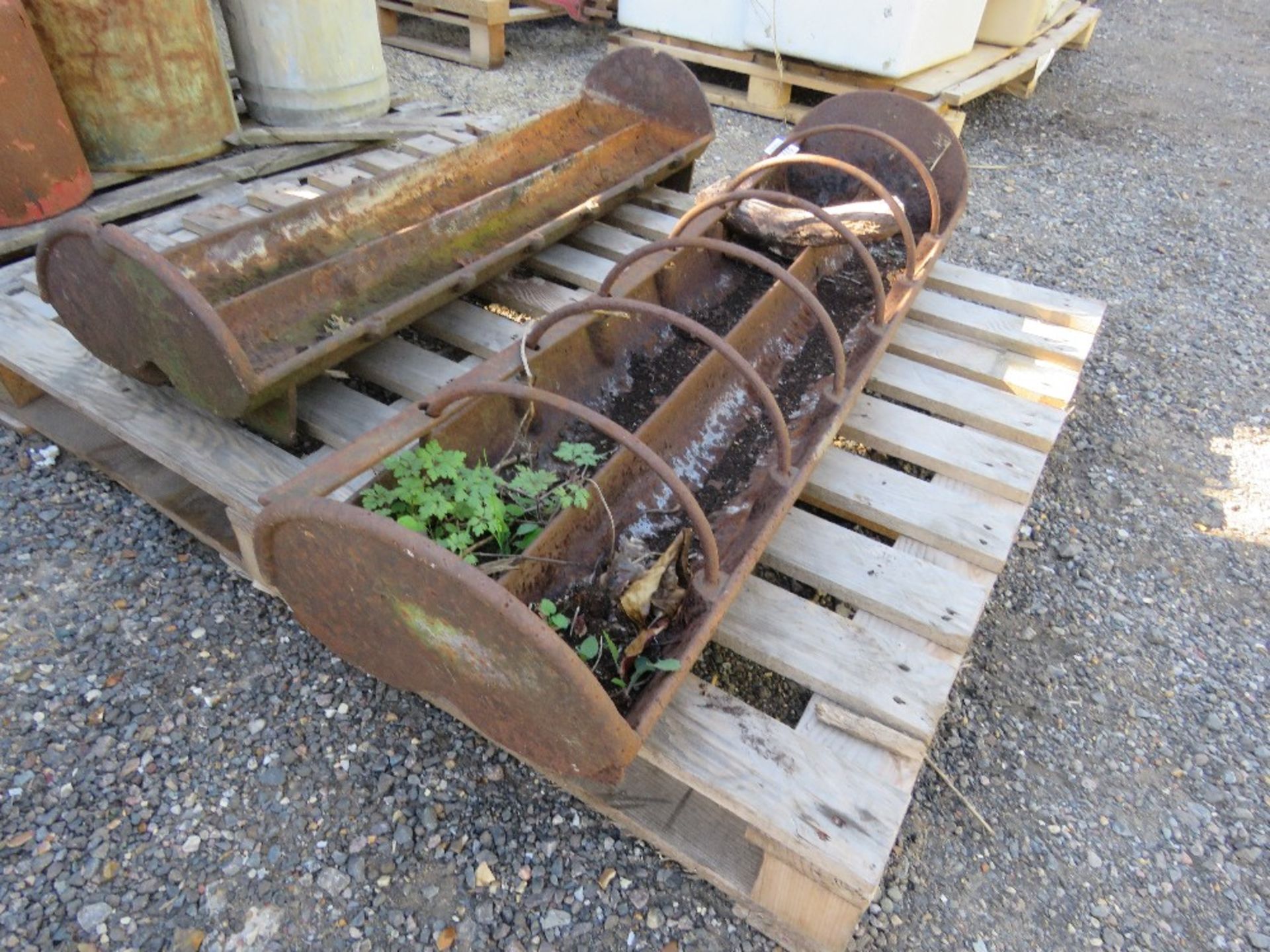 2 X CAST IRON FEED TROUGH PLANTERS. THIS LOT IS SOLD UNDER THE AUCTIONEERS MARGIN SCHEME, THEREFO - Image 2 of 5