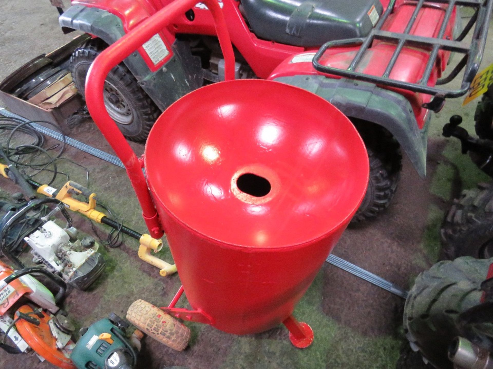 AIR POWERED SANDBLAST / SHOTBLAST POT. THIS LOT IS SOLD UNDER THE AUCTIONEERS MARGIN SCHEME, THER - Image 3 of 3