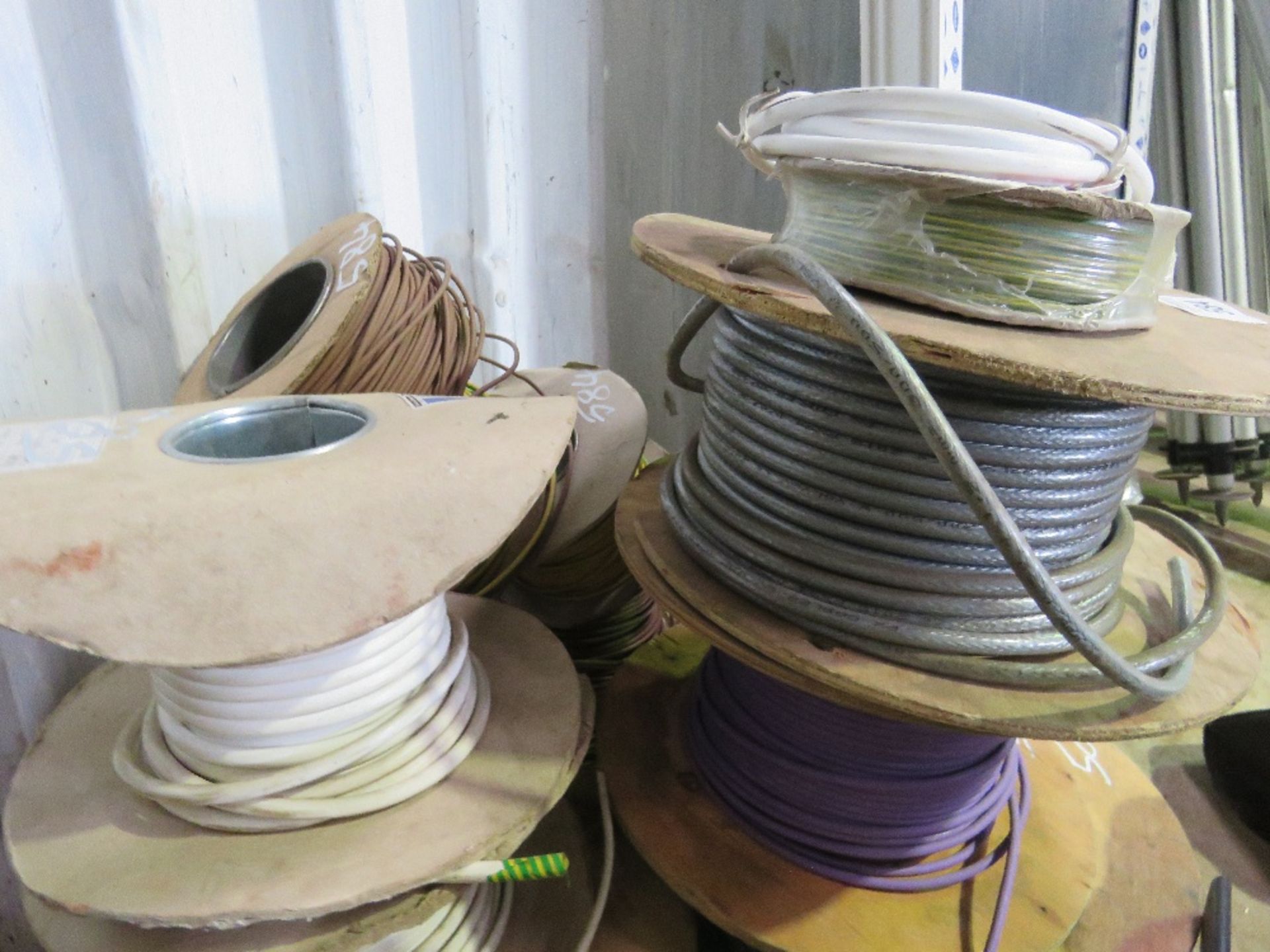 ASSORTED CABLES. THIS LOT IS SOLD UNDER THE AUCTIONEERS MARGIN SCHEME, THEREFORE NO VAT WILL BE C - Image 4 of 9