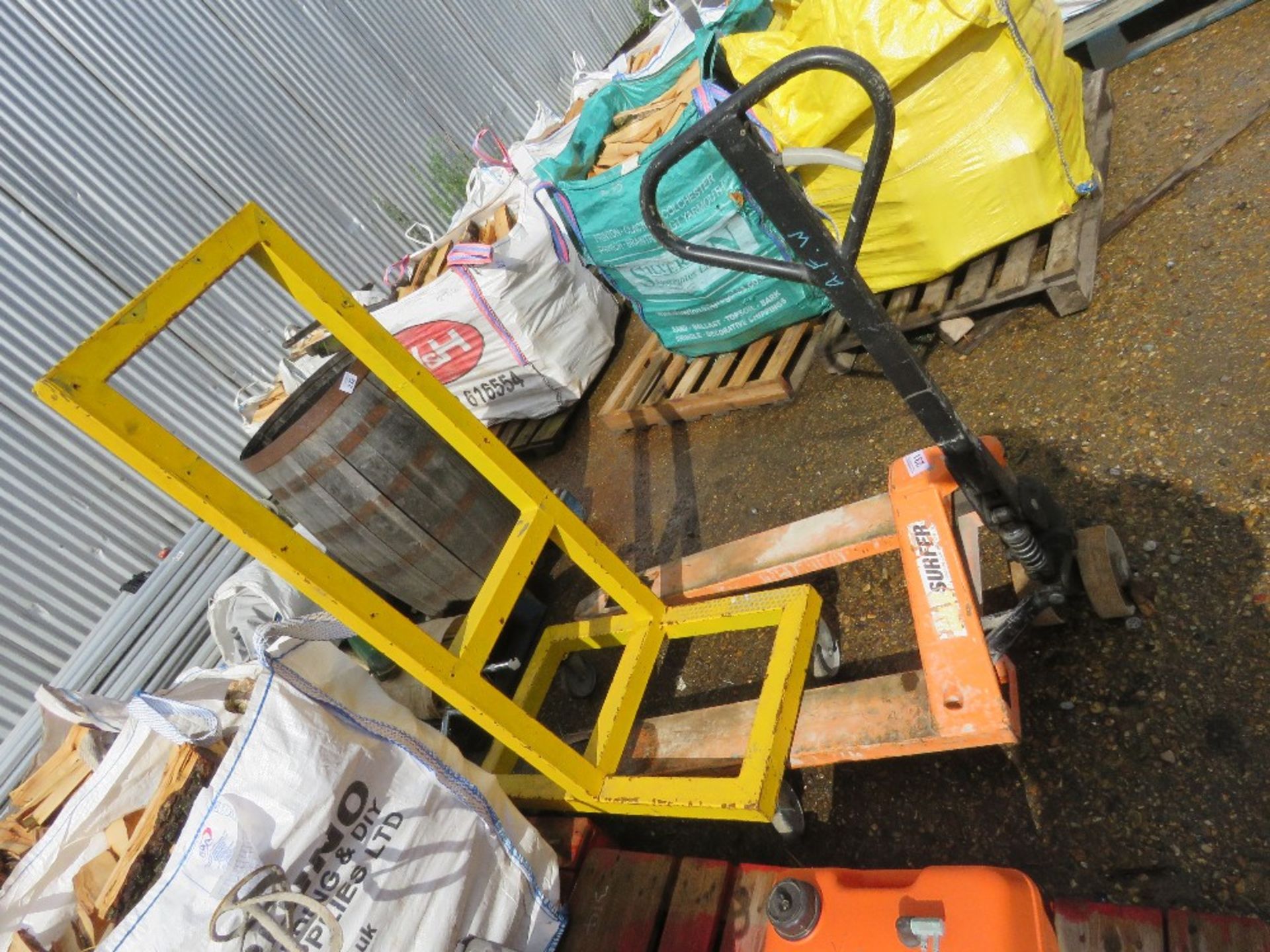 PALLET TRUCK PLUS A WHEELED FRAME UNIT. THIS LOT IS SOLD UNDER THE AUCTIONEERS MARGIN SCHEME, THE - Image 2 of 4