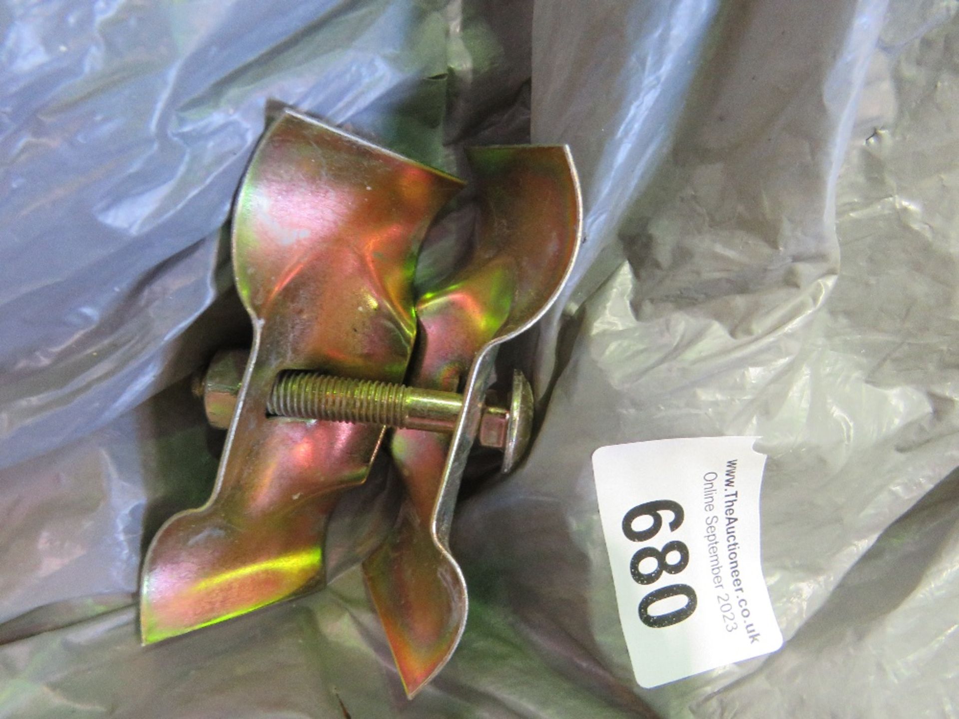 BAG OF HERAS TYPE FENCE CLIPS. THIS LOT IS SOLD UNDER THE AUCTIONEERS MARGIN SCHEME, THEREFORE NO