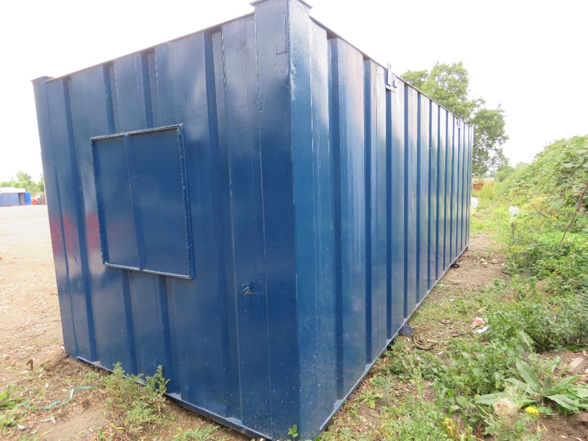 SECURE METAL CONTAINERISED OFFICE, 24FT X 9FT APPROX. UNLOCKED, NO KEYS. BUYER TO ARRANGE CRANEAGE F - Image 2 of 8