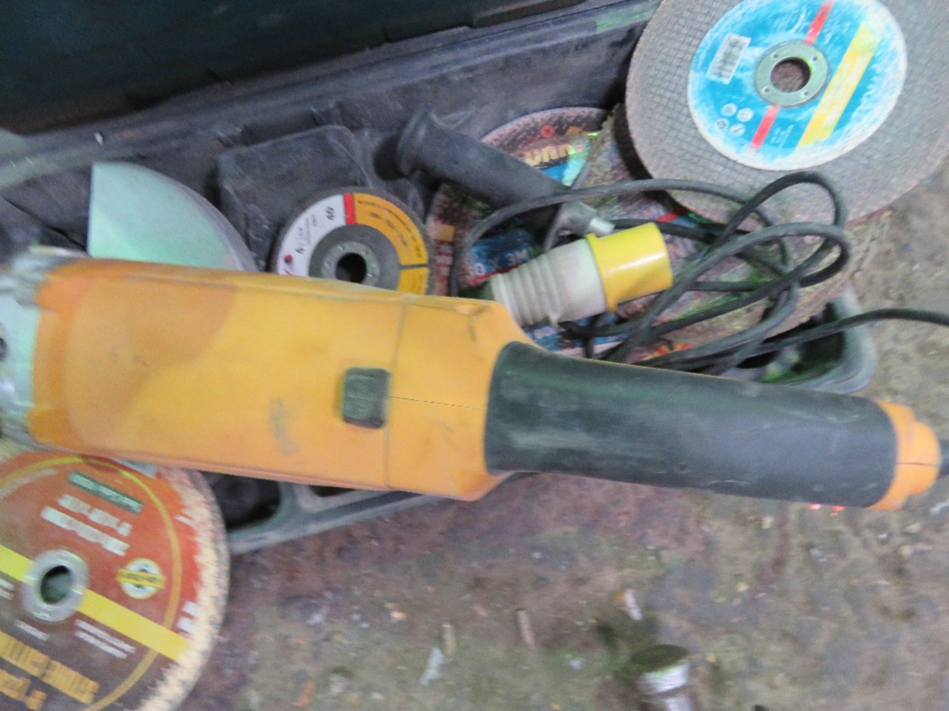 4 X POWER TOOLS: ANGLE GRINDER, DRILL, BATTERY DRILL, BATTERY CIRCULAR SAW. - Image 4 of 5