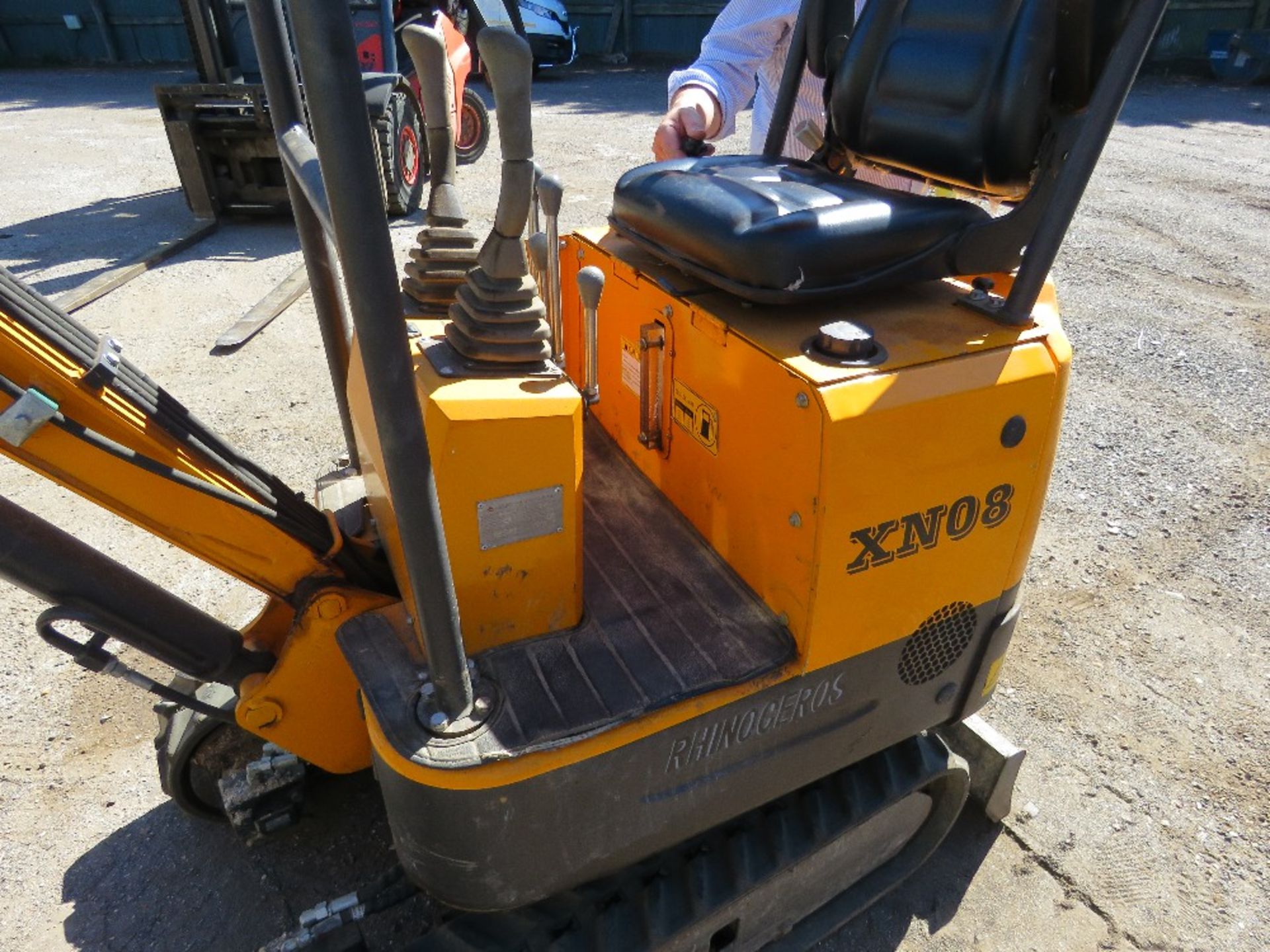 RHINOCEROS XN08 MINI EXCAVATOR WITH TRAILER PLUS COMPREHENSIVE RANGE OF TOOLS: 4NO BUCKETS, GRAPPLE, - Image 11 of 30