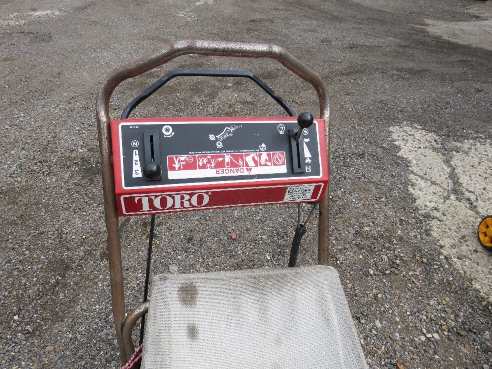 TORO MOWER WITH A COLLECTOR. THIS LOT IS SOLD UNDER THE AUCTIONEERS MARGIN SCHEME, THEREFORE NO V - Image 5 of 5