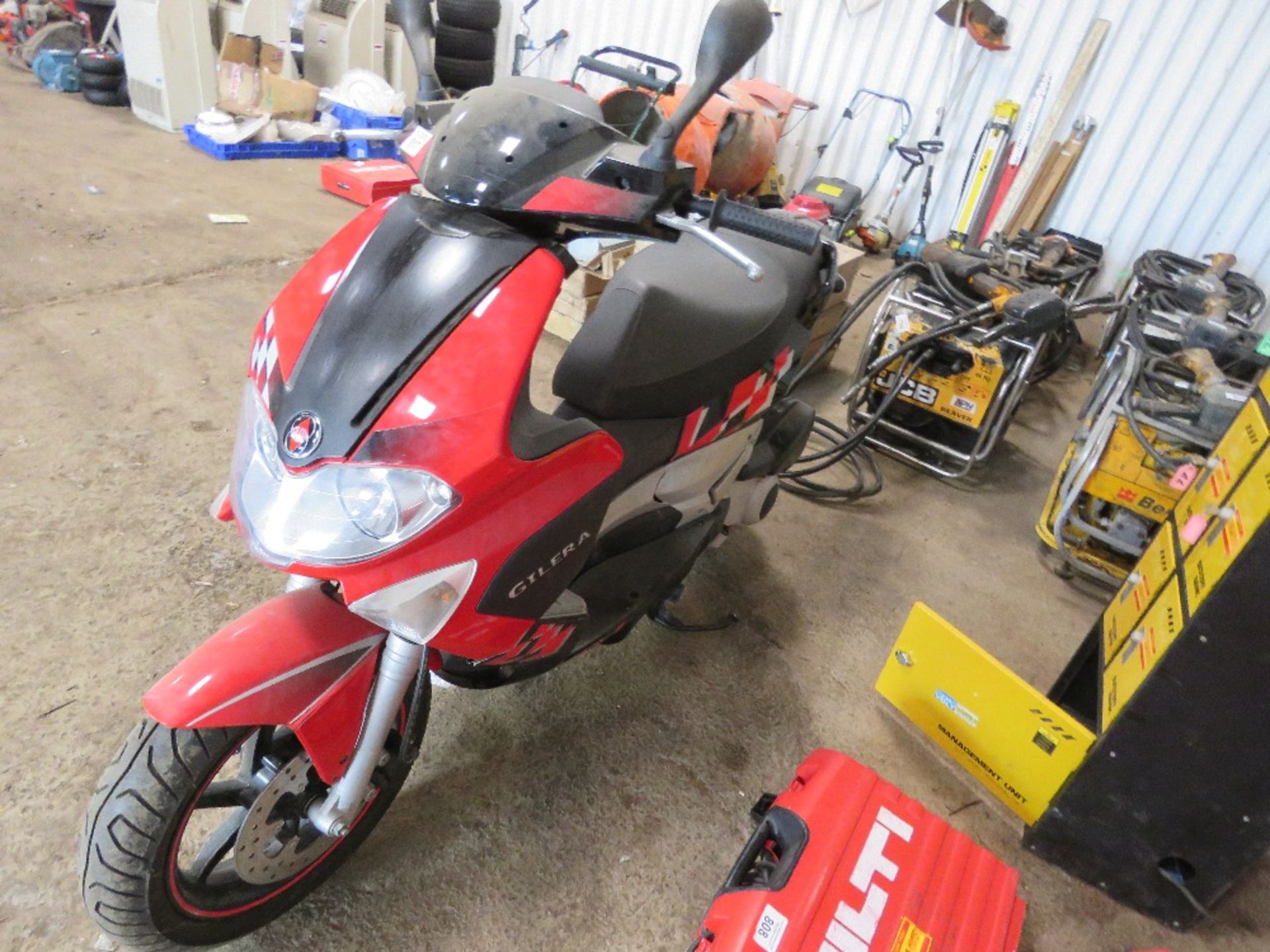 GILERA SCOOTER, 125CC. UNREGISTERED BUT ROAD LEGAL. LOW MILES. WHEN TESTED WAS SEEN TO DRIVE..SEE VI - Image 3 of 6