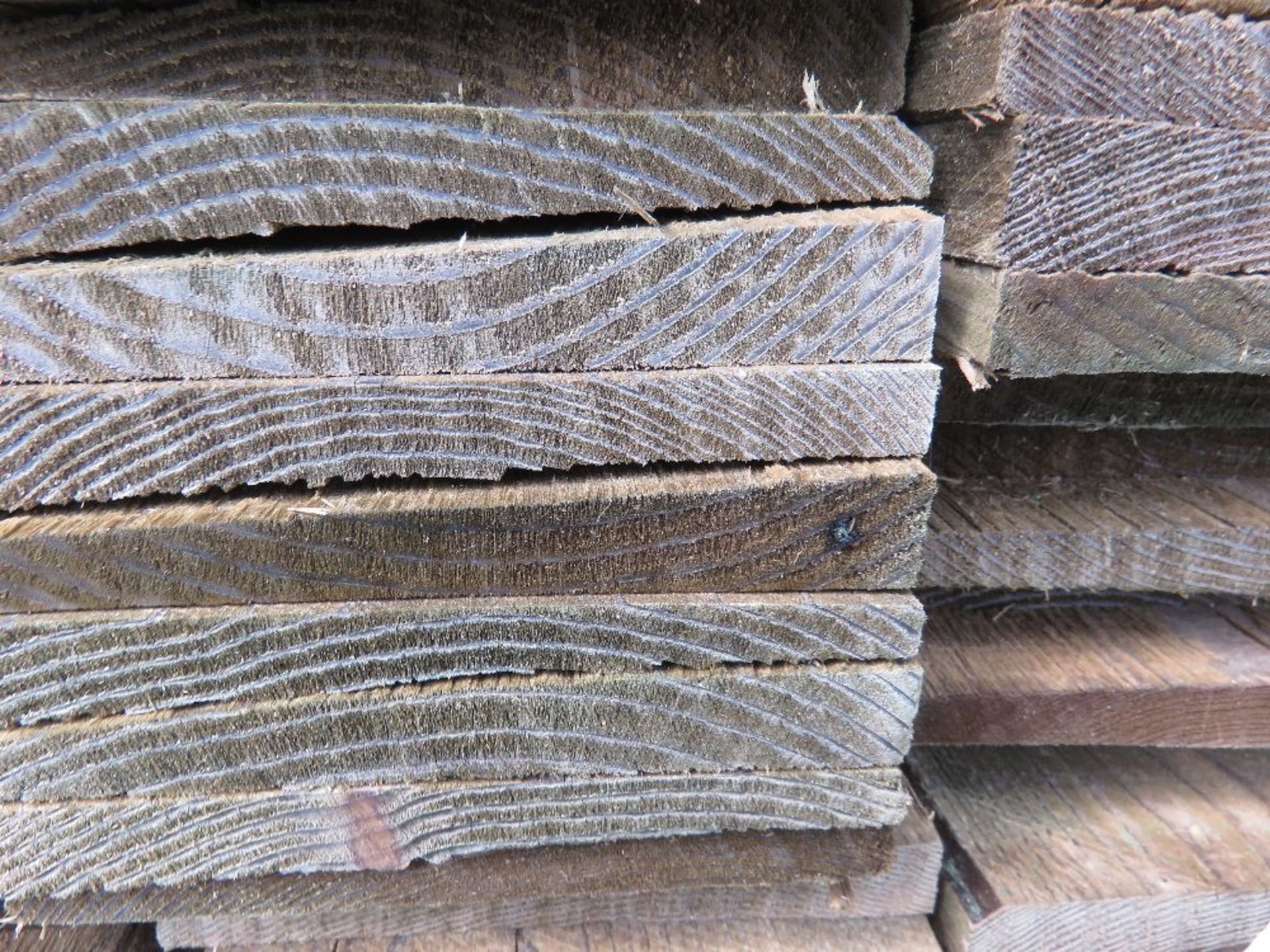 LARGE PACK OF PRESSURE TREATED FEATHER EDGE FENCE CLADDING TIMBER BOARDS. 1.65M LENGTH X 100MM WIDTH - Image 3 of 3