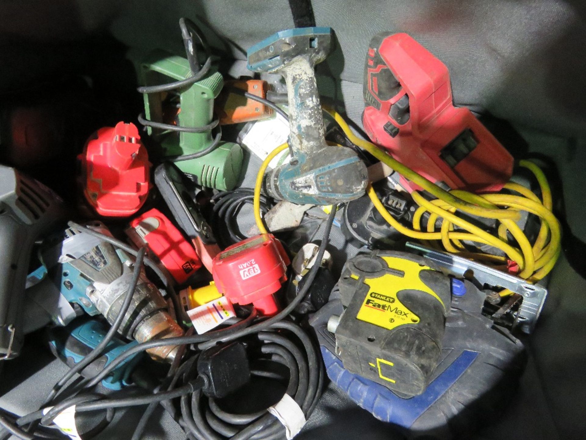 LARGE BAG OF ASSORTED POWER TOOLS. THIS LOT IS SOLD UNDER THE AUCTIONEERS MARGIN SCHEME, THEREFOR - Image 3 of 5
