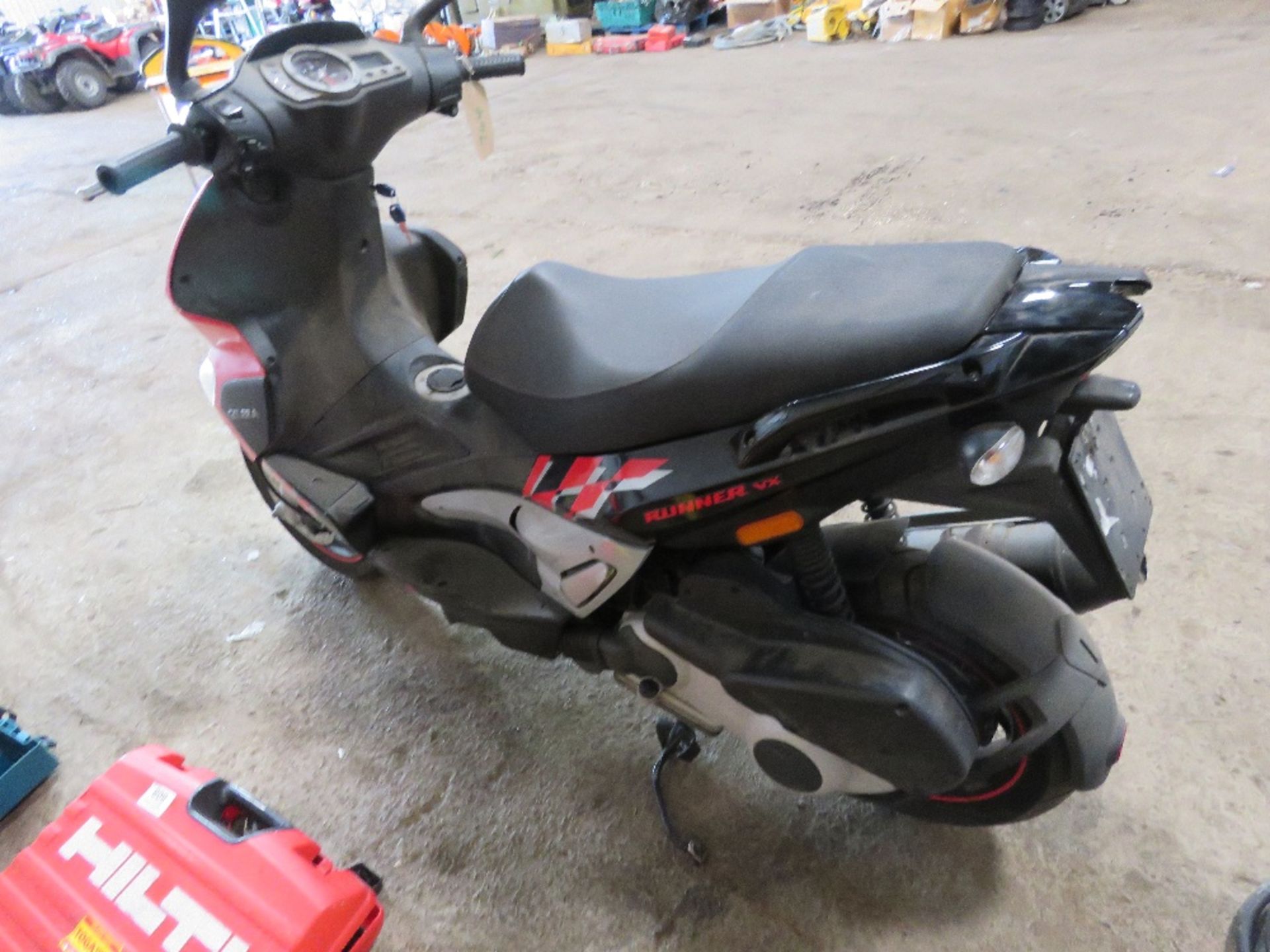 GILERA SCOOTER, 125CC. UNREGISTERED BUT ROAD LEGAL. LOW MILES. WHEN TESTED WAS SEEN TO DRIVE..SEE VI - Image 5 of 6