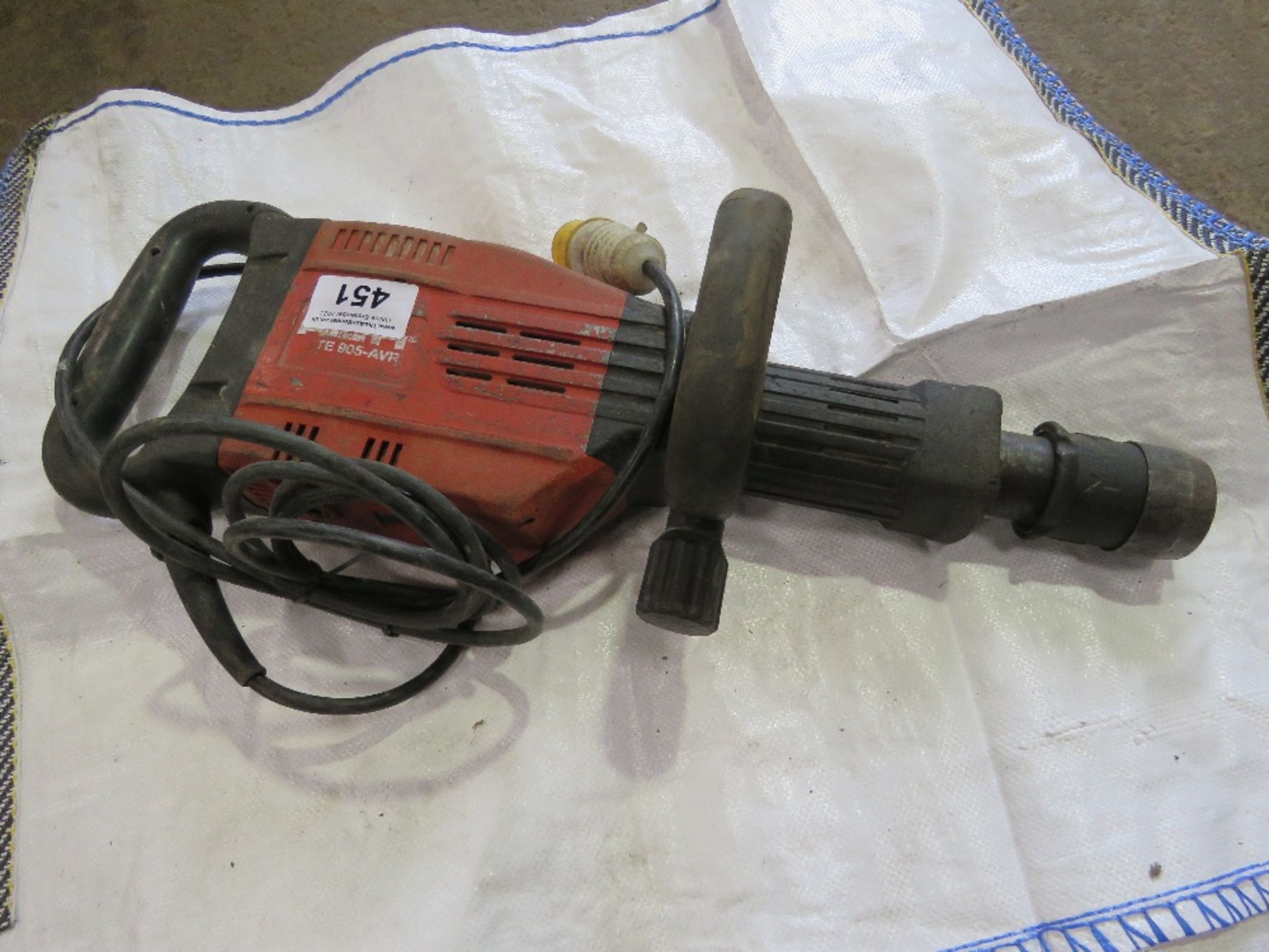 HILTI TE905AVR HEAVY DUTY BREAKER, 110VOLT POWERED. - Image 2 of 2