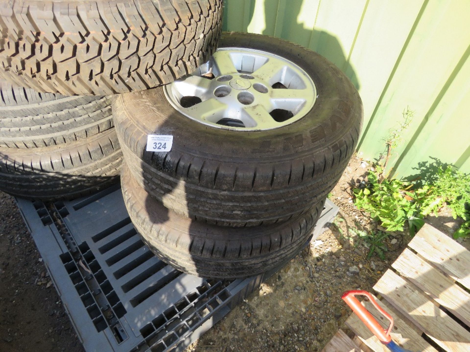 4 X LANDROVER 255-65R16 ALLOY WHEELS AND TYRES PLUS 2 OTHER 16" TYRES. THIS LOT IS SOLD UNDER THE - Image 2 of 7
