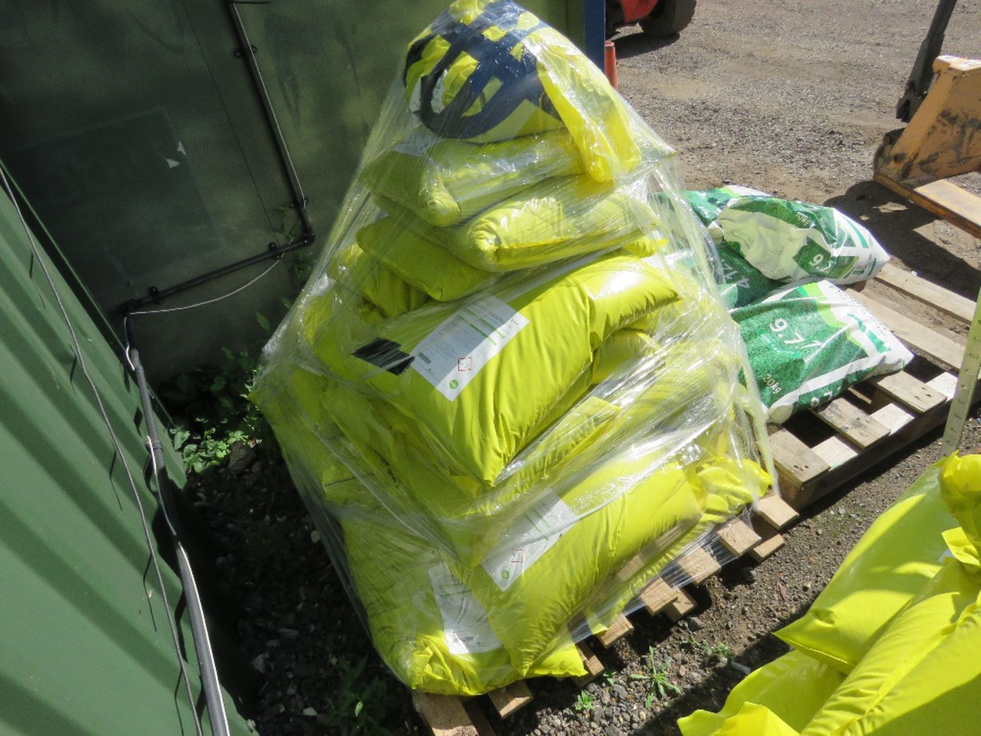 PALLET CONTAINING APPROXIMATELY 18NO BAGS OF 9.7.7 FERTILISER, YELLOW BAGS. DIRECT FROM LOCAL LANDSC - Image 3 of 6