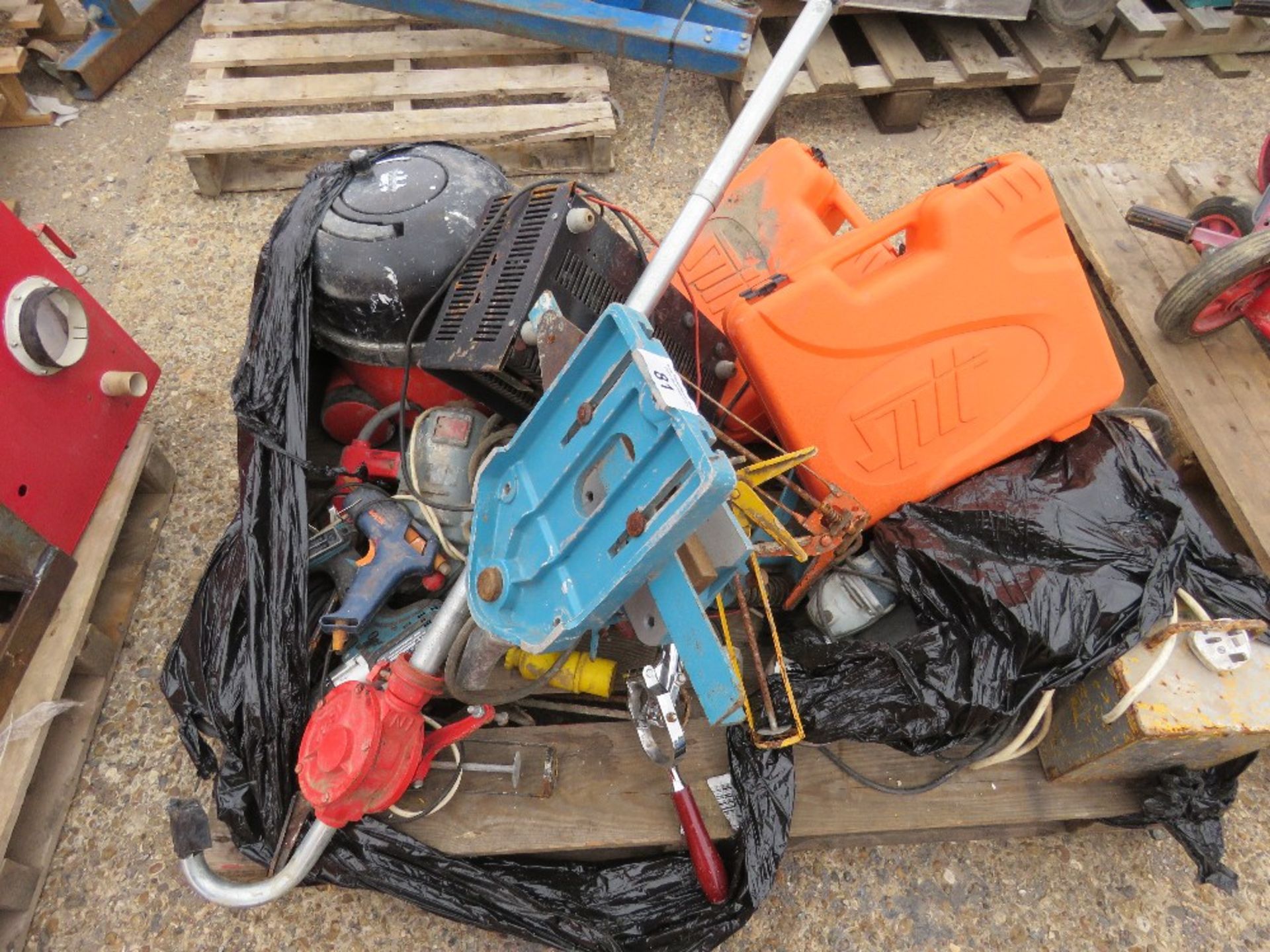 PALLET OF SUNDRY ITEMS, TOOLS ETC. THIS LOT IS SOLD UNDER THE AUCTIONEERS MARGIN SCHEME, THEREFOR