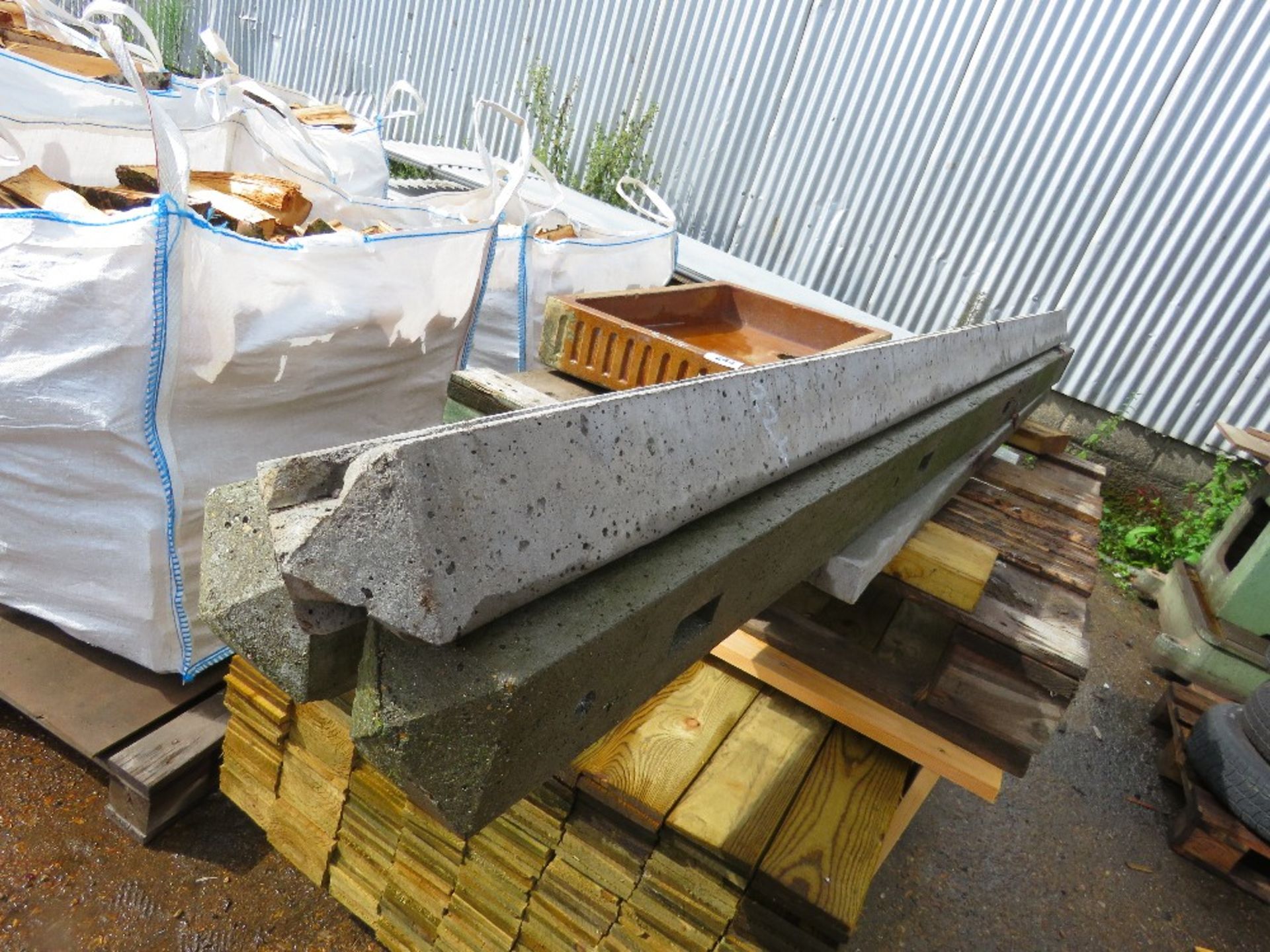 STONE SINK PLUS 3 X CONCRETE POSTS PLUS A CONCRETE GRAVEL BOARD. THIS LOT IS SOLD UNDER THE AUCTI - Image 3 of 5