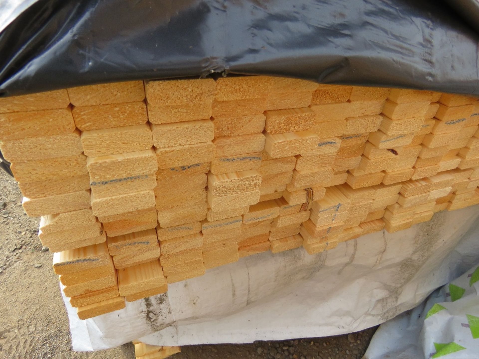 STACK OF 4 BUNDLES OF MIXED TIMBER FENCE CLADDING BOARDS. - Image 4 of 6