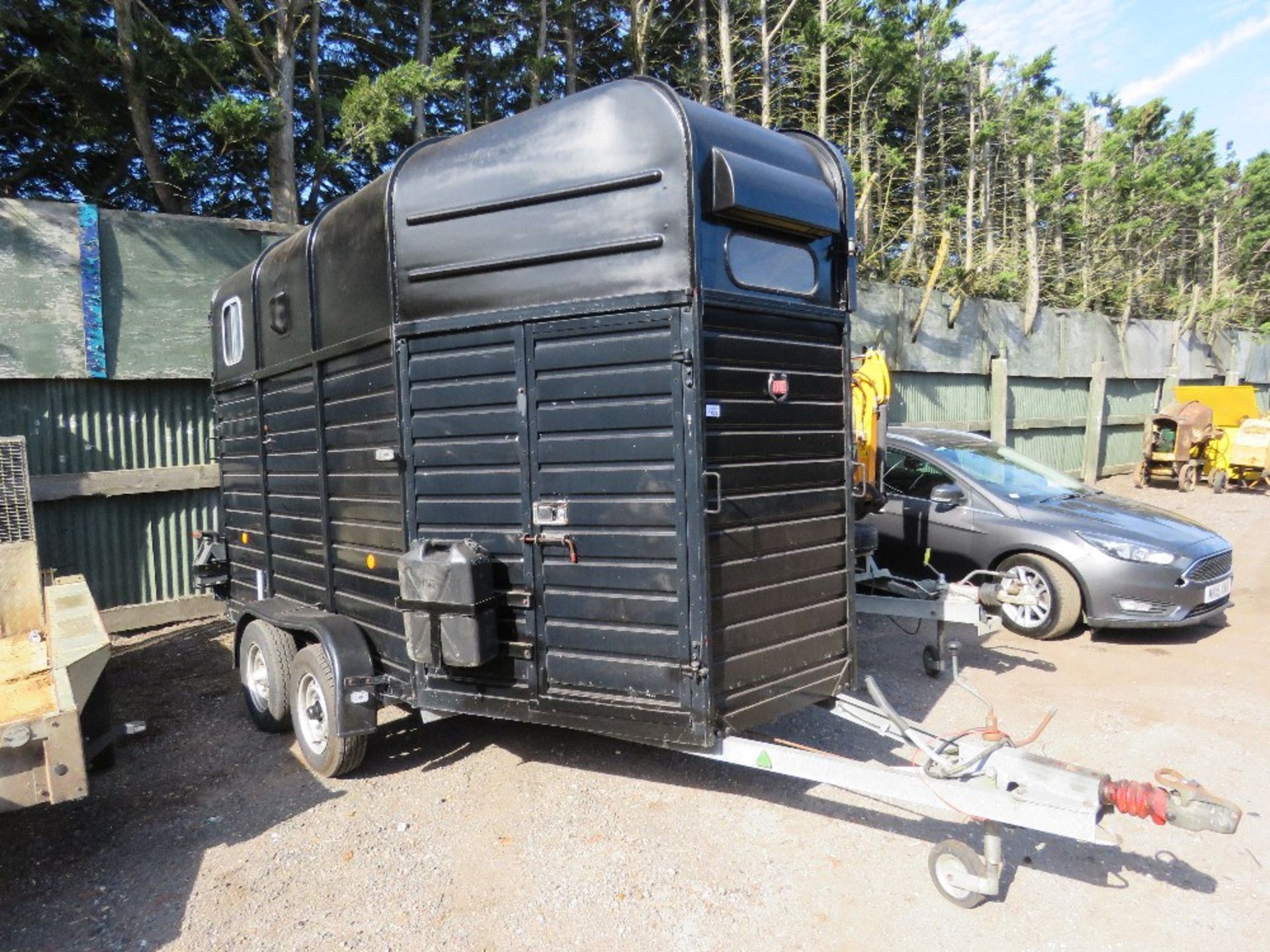 RICE EQUIPOISE 2700KG RATED TWIN AXLED HORSE TRAILER SN:00545, YEAR 2005. 12FT BOX LNGTH APPROX. CEN