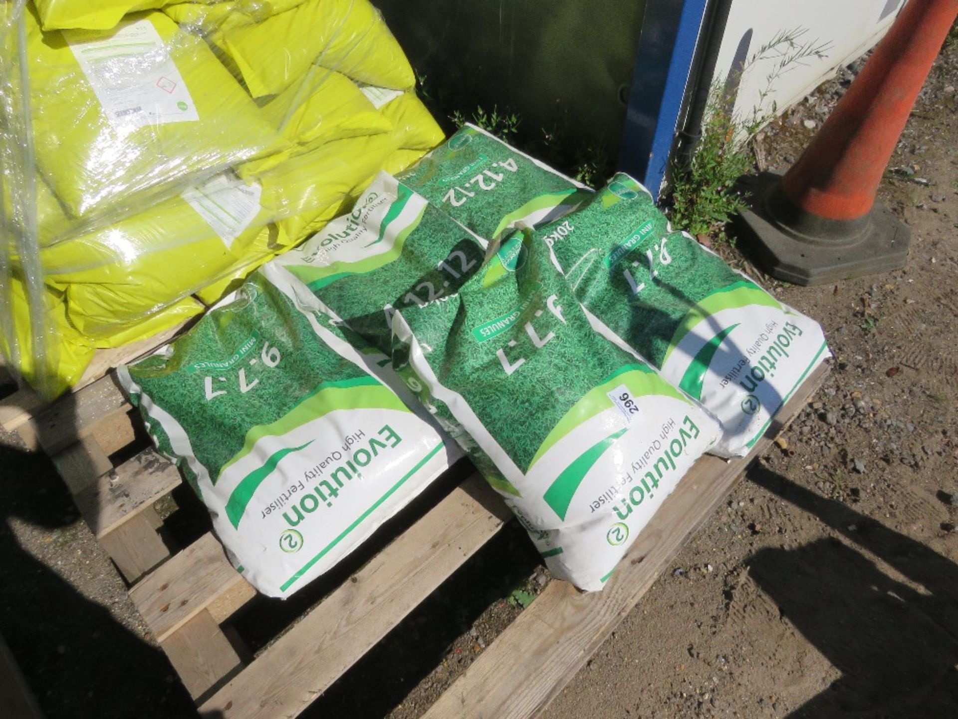 5NO BAGS OF 9.7.7 FERTILISER. DIRECT FROM LOCAL LANDSCAPE COMPANY WHO ARE CLOSING A DEPOT. - Image 2 of 4