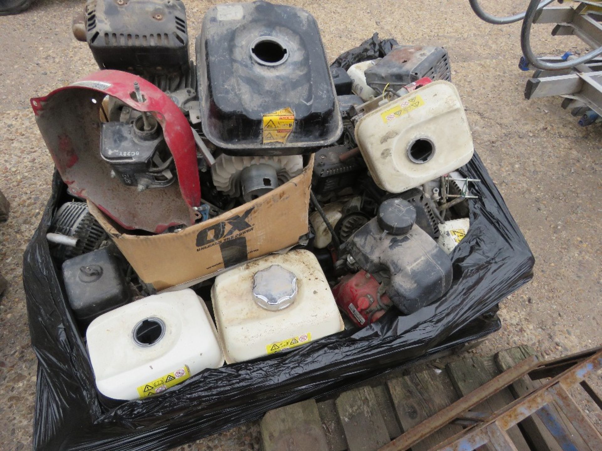 PALLET OF HONDA TYPE ENGINES. THIS LOT IS SOLD UNDER THE AUCTIONEERS MARGIN SCHEME, THEREFORE NO - Image 4 of 8