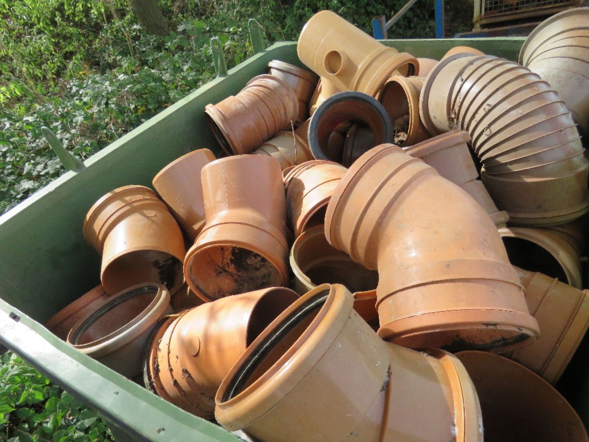 WHEELED BIN CONTAINING ASSORTED PIPE FITTINGS AND JOINTS. - Image 4 of 4