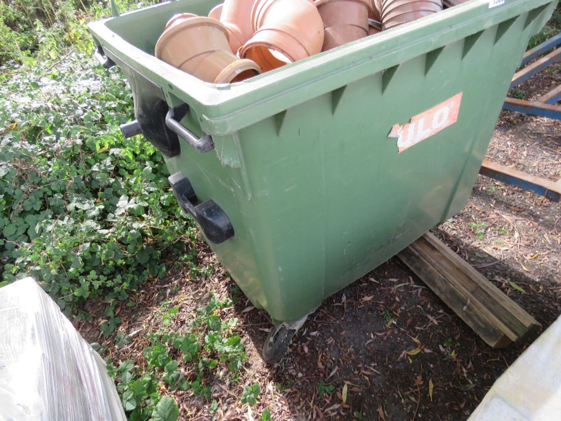WHEELED BIN CONTAINING ASSORTED PIPE FITTINGS AND JOINTS. - Image 3 of 4