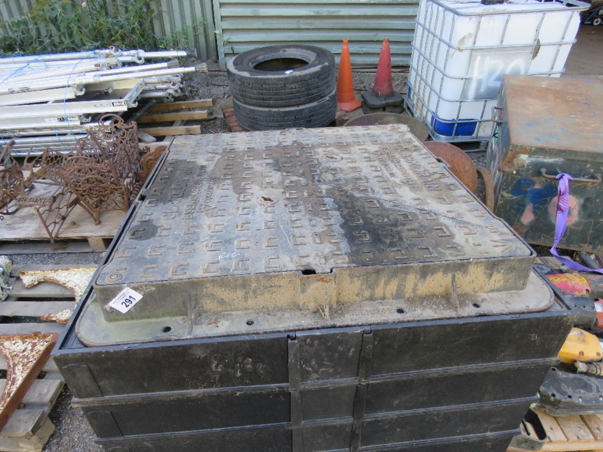 CAST IRON MANHOLE TOP PLUS SURROUND RINGS, 3FT SQUARE APPROX. THIS LOT IS SOLD UNDER THE AUCTIONE - Image 5 of 5