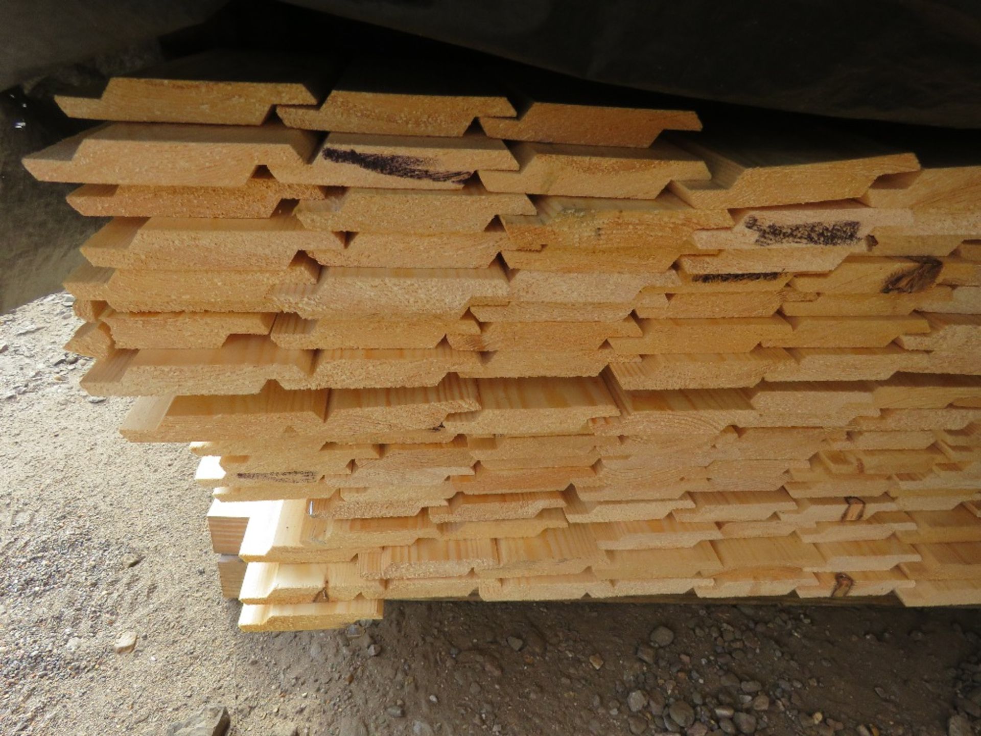 STACK OF 4 BUNDLES OF MIXED TIMBER FENCE CLADDING BOARDS. - Image 5 of 6