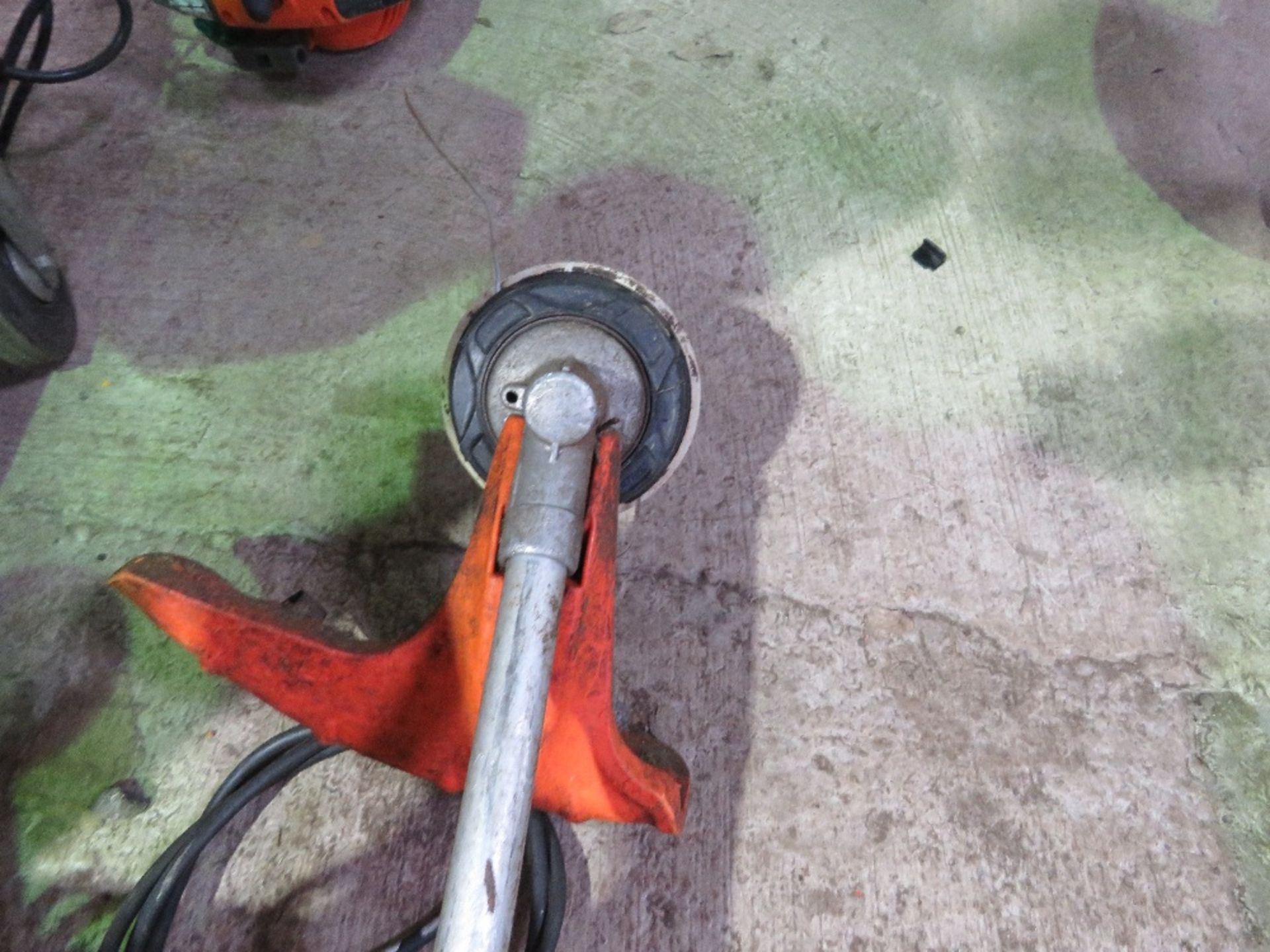 STIHL FS56RC PETROL STRIMMER. THIS LOT IS SOLD UNDER THE AUCTIONEERS MARGIN SCHEME, THEREFORE NO - Image 4 of 4